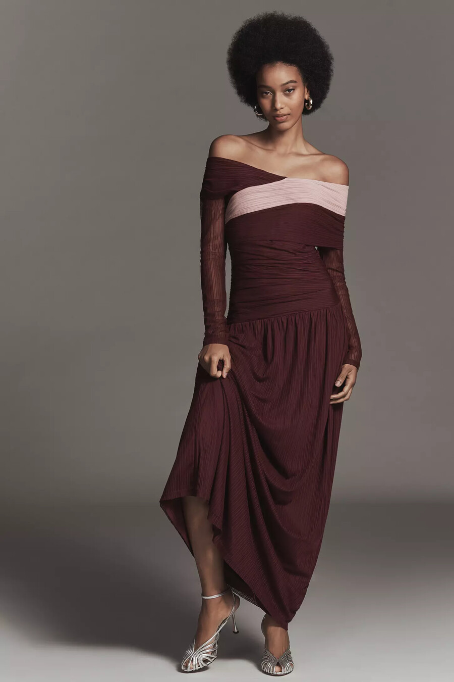 sovere cascade langarm-maxikleid aus schulterfreiem mesh