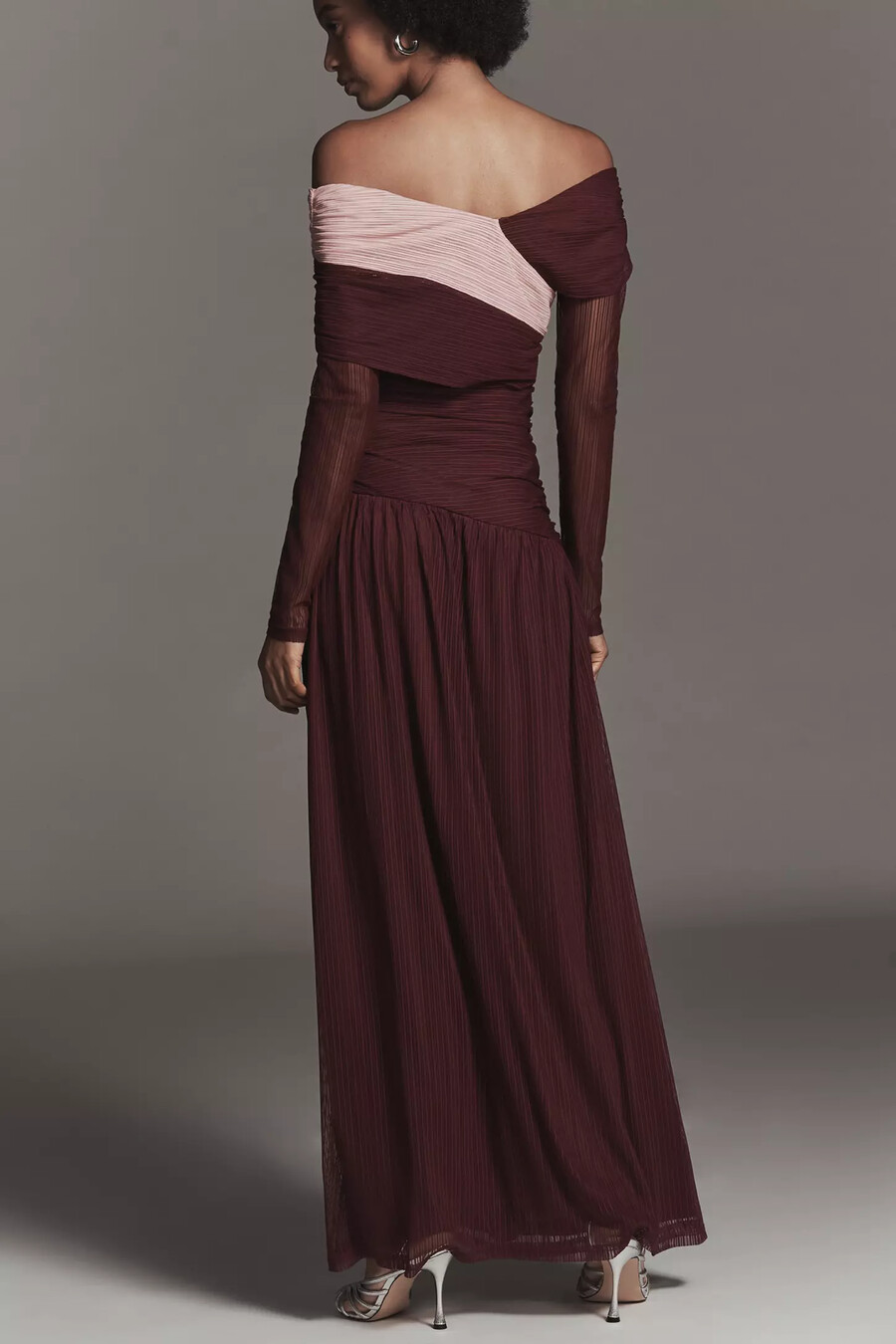sovere cascade langarm-maxikleid aus schulterfreiem mesh