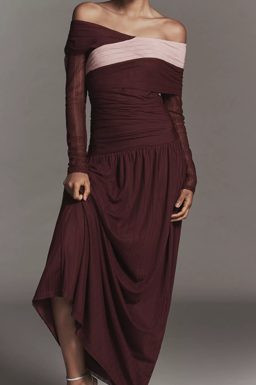 sovere cascade langarm-maxikleid aus schulterfreiem mesh