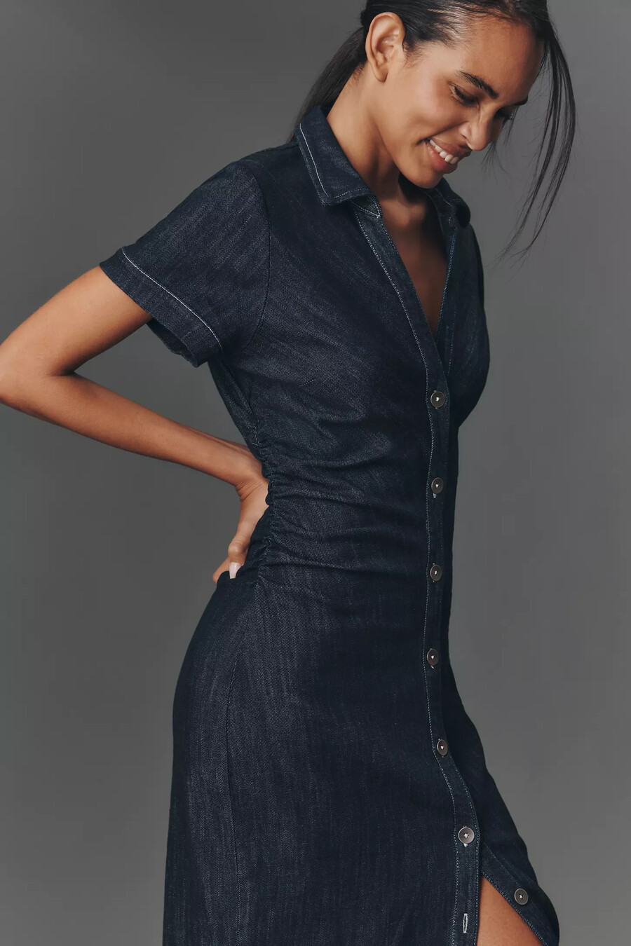 pilcro kurzarm-jeanshemdkleid mit raffungen midi-länge
