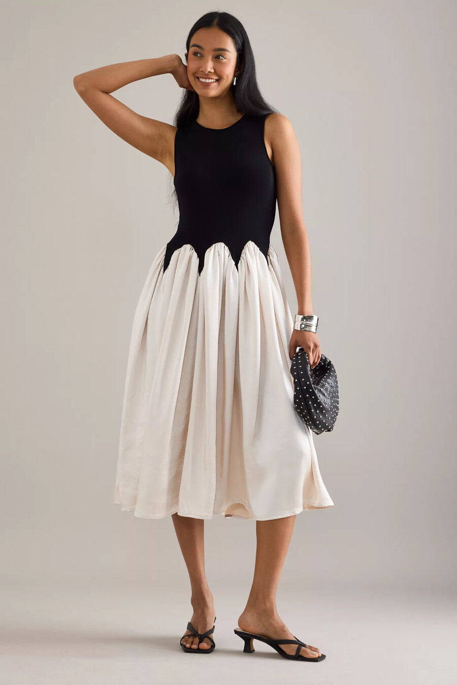 Ärmelloses satin-midikleid von siempre michelle mit farbblockmuster