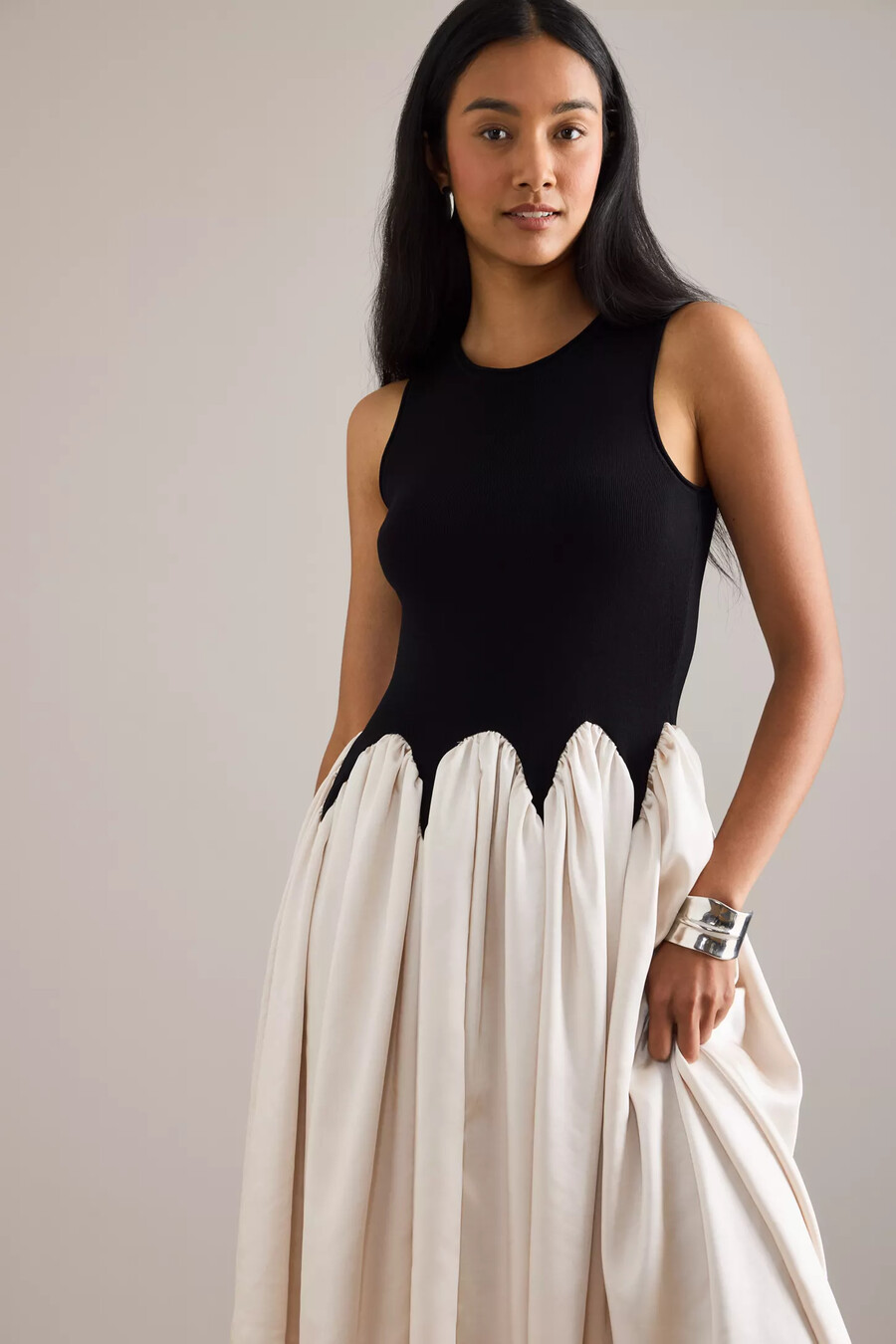 Ärmelloses satin-midikleid von siempre michelle mit farbblockmuster