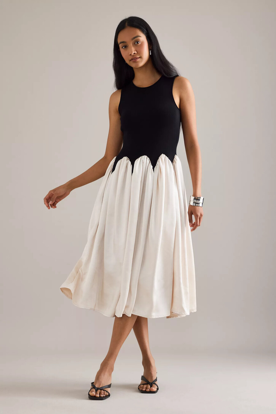 Ärmelloses satin-midikleid von siempre michelle mit farbblockmuster