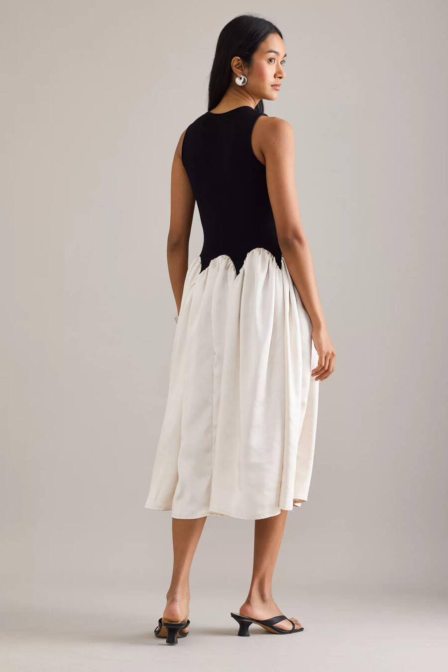 Ärmelloses satin-midikleid von siempre michelle mit farbblockmuster