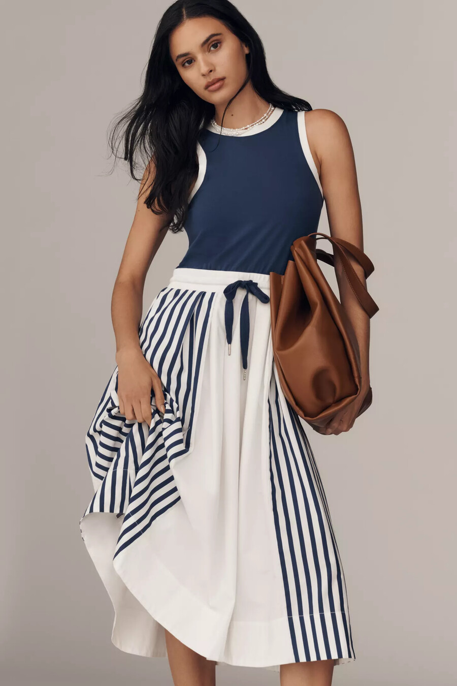 Ärmelloses midikleid mit kordelzug für den alltag