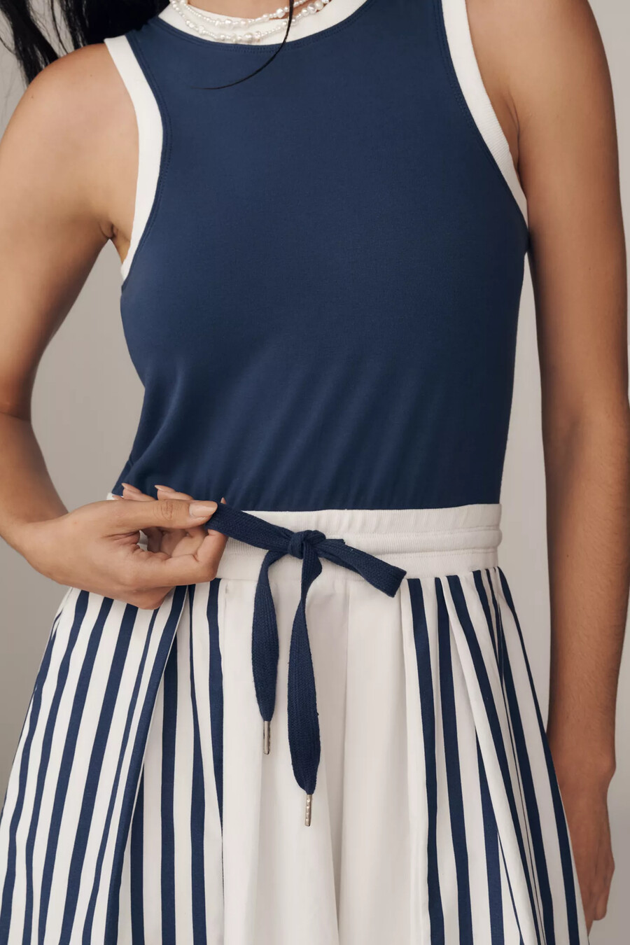 Ärmelloses midikleid mit kordelzug für den alltag