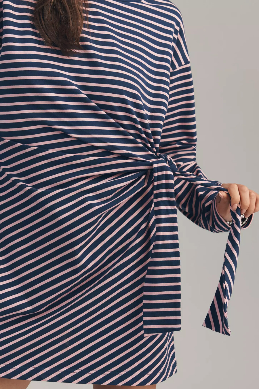 gestreiftes minikleid mit langen Ärmeln für den alltag