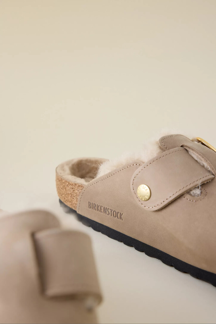 birkenstock boston clogs mit großer schnalle aus shearling