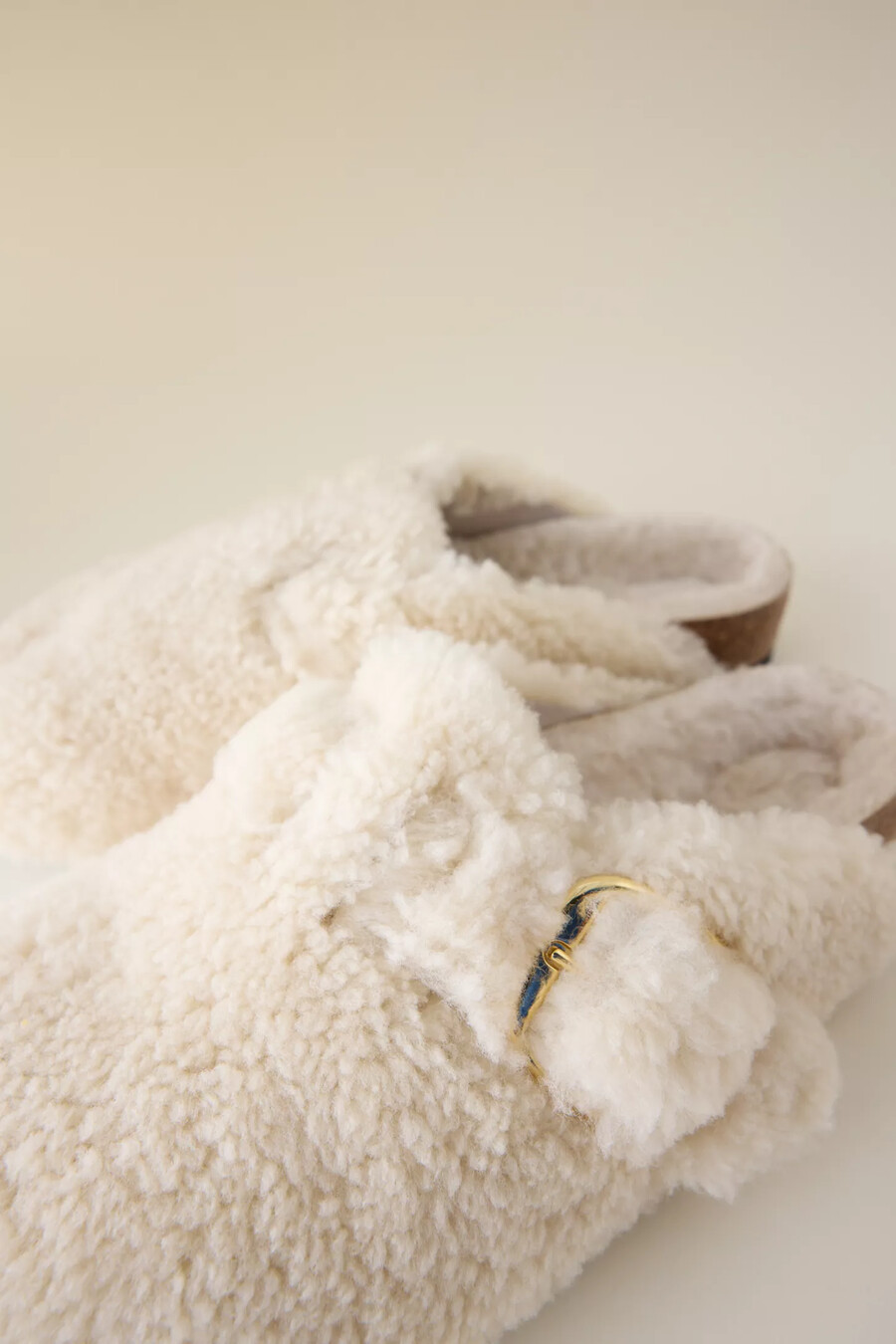 birkenstock boston clogs mit großer schnalle aus shearling