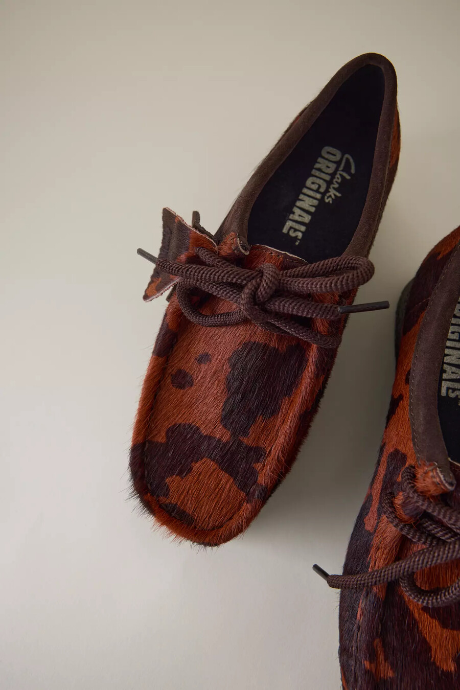 clarks wallabee schuhe in braun mit kuhmuster