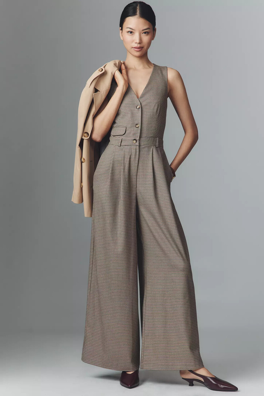 der avery jumpsuit mit weitem bein und falten von maeve