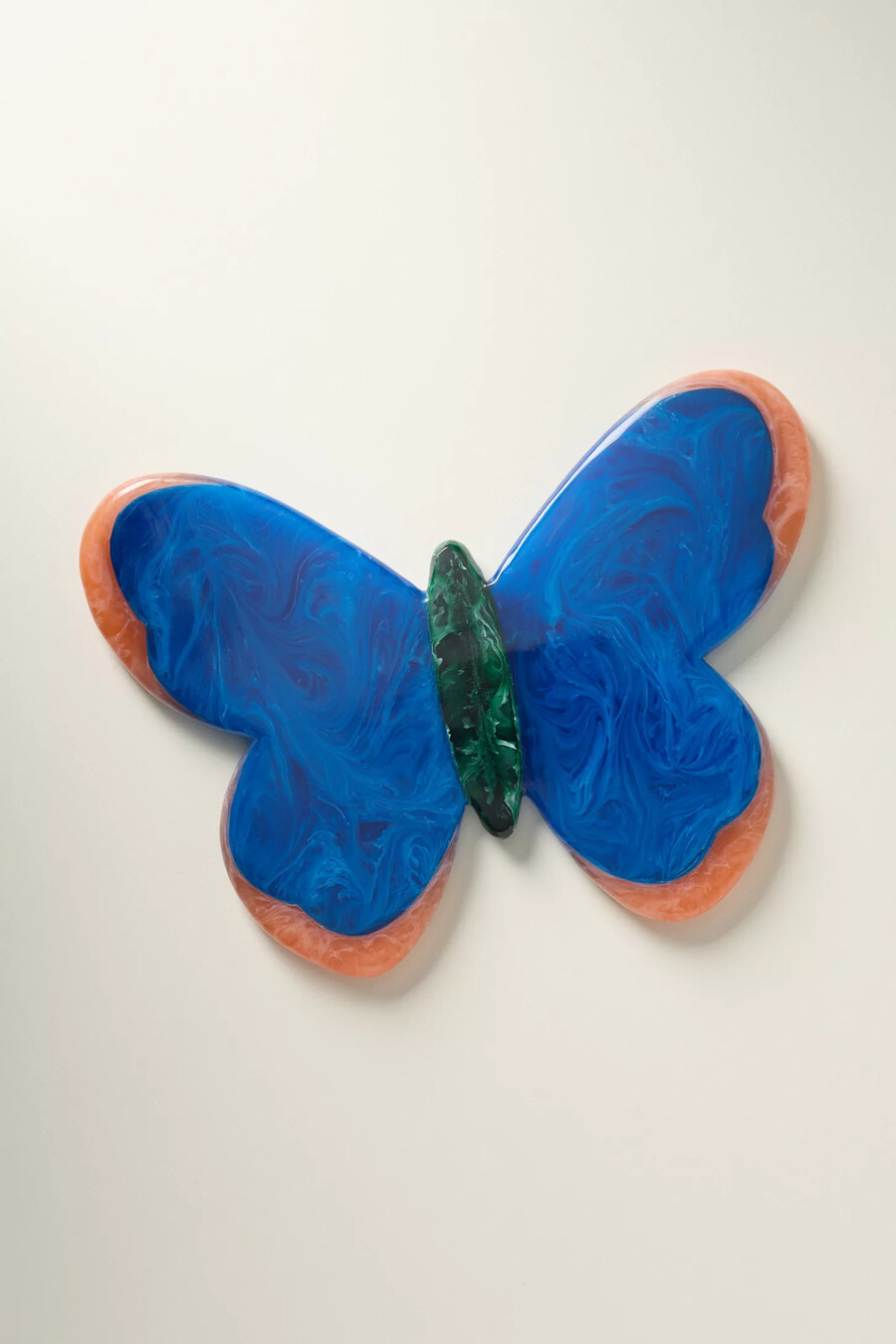 käsebrett aus kunstharz mit schmetterlingsmotiv