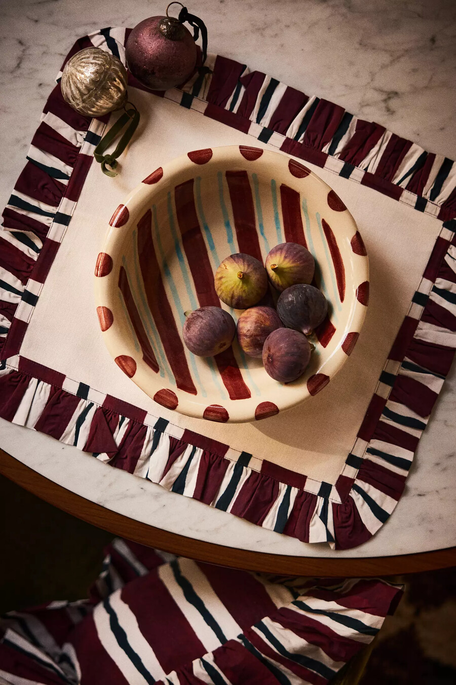 servierschale in der farbe damson madder handbemalt mit streifen und punkten