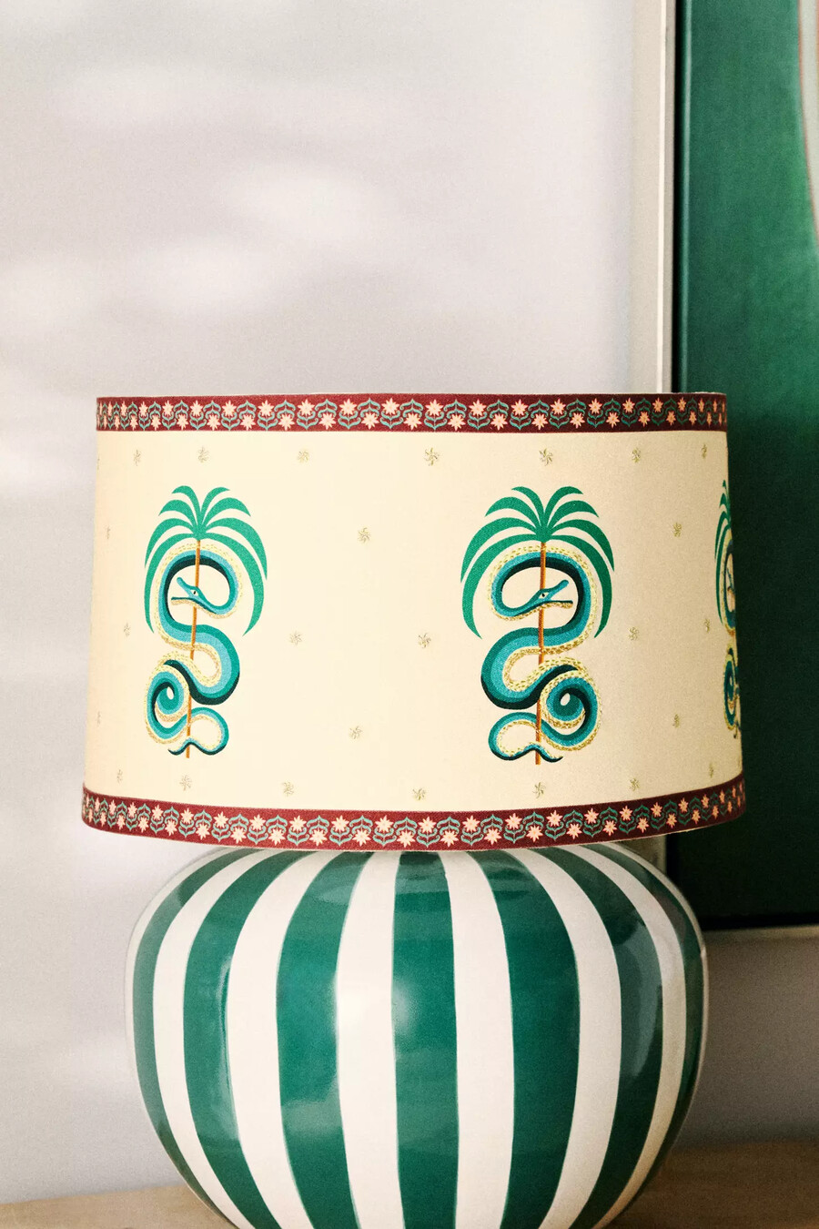 lampenschirm „schlangenförmige trommellampe mit printmotiven