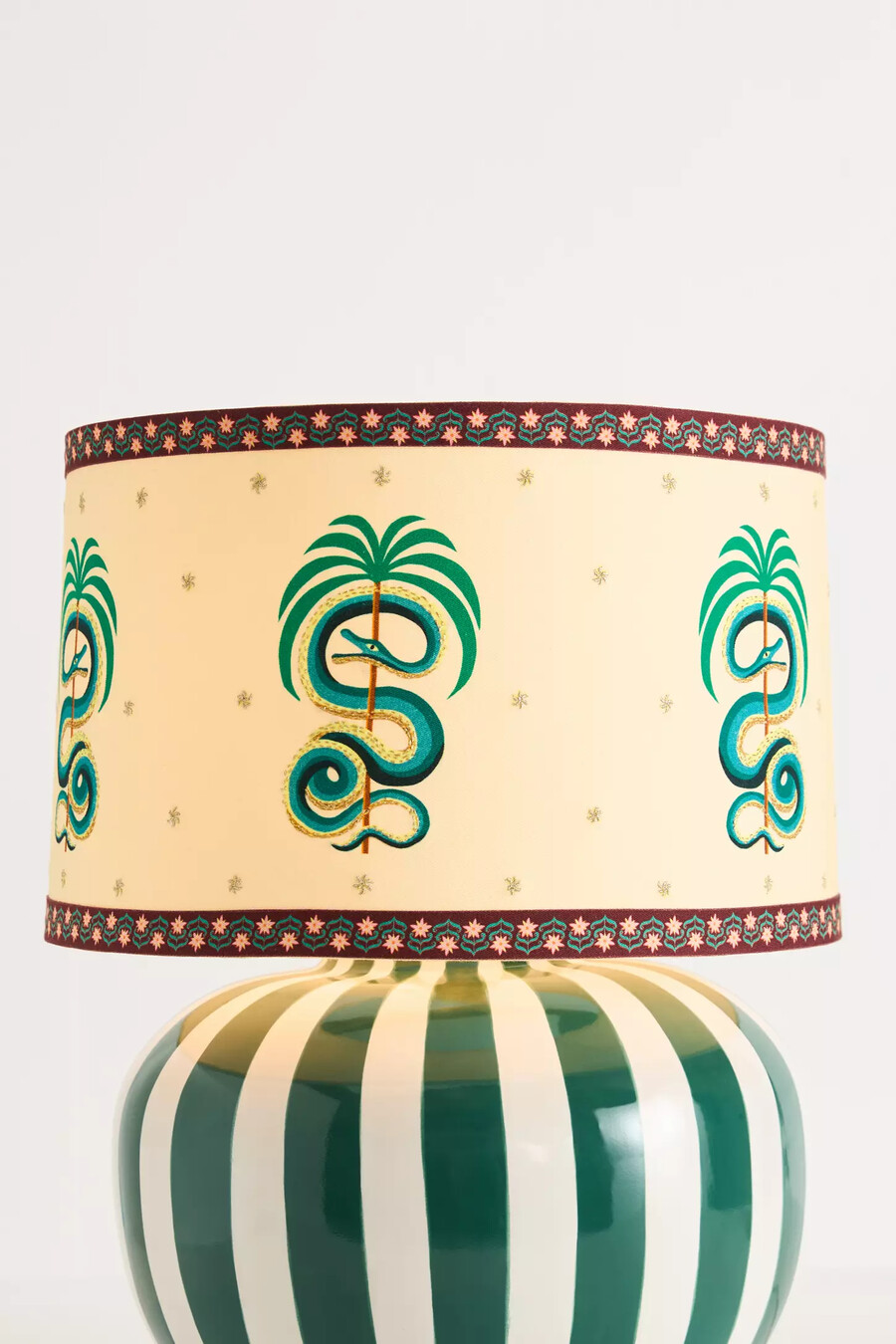 lampenschirm „schlangenförmige trommellampe mit printmotiven