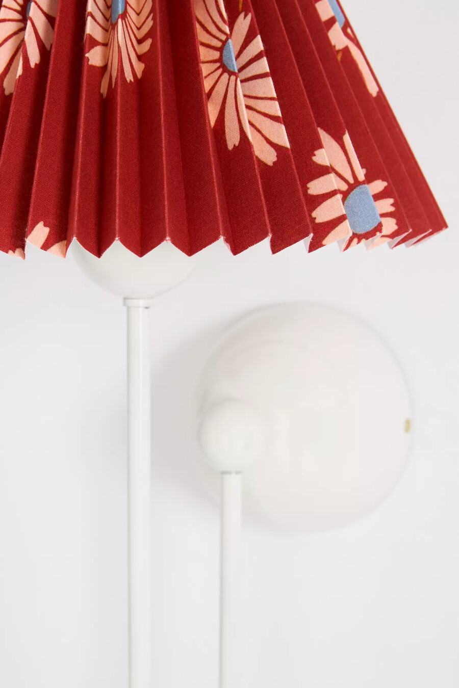 sommer-wandleuchte mit schatten