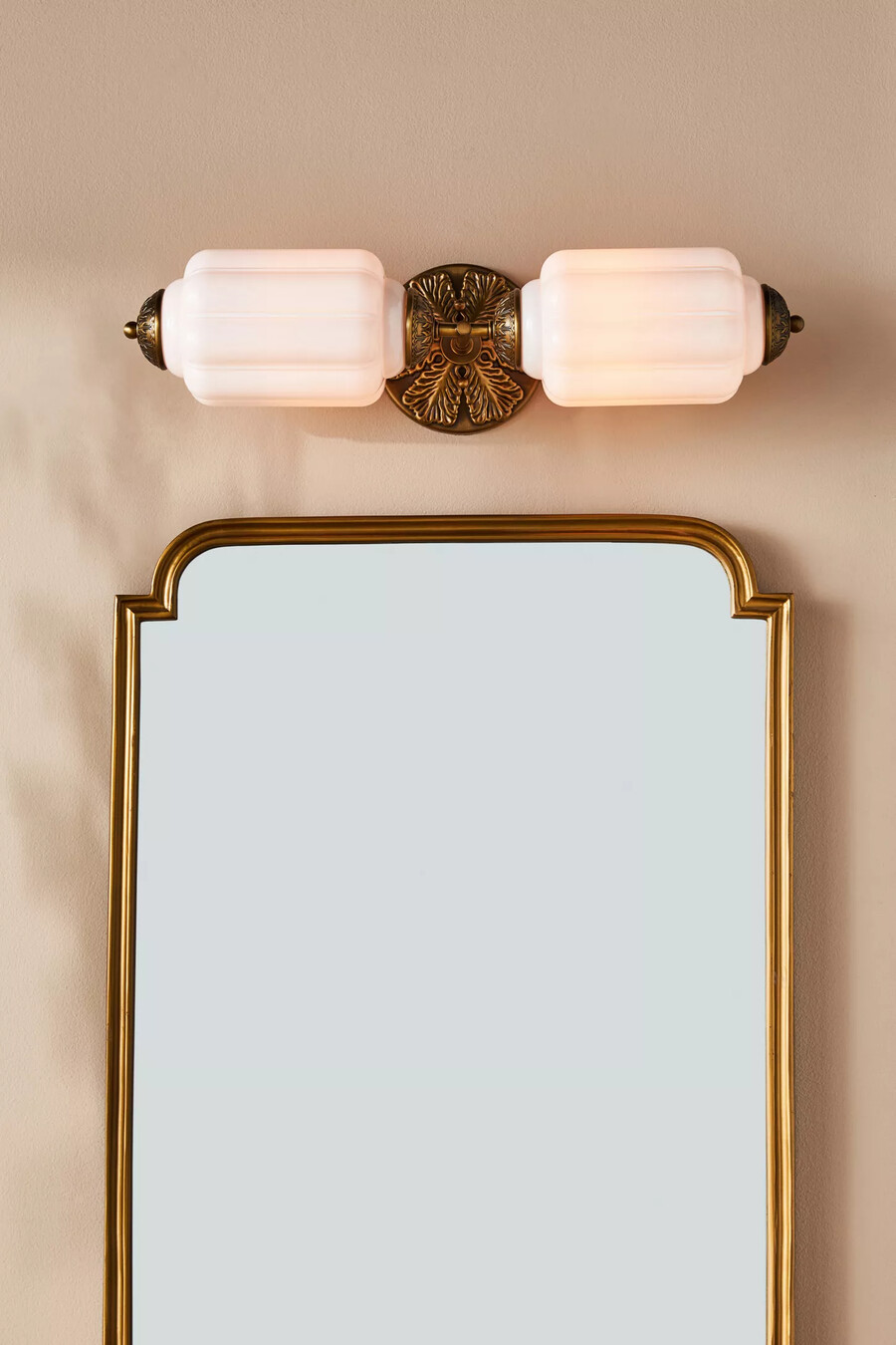 die eloise scallop milchglas-wandleuchte