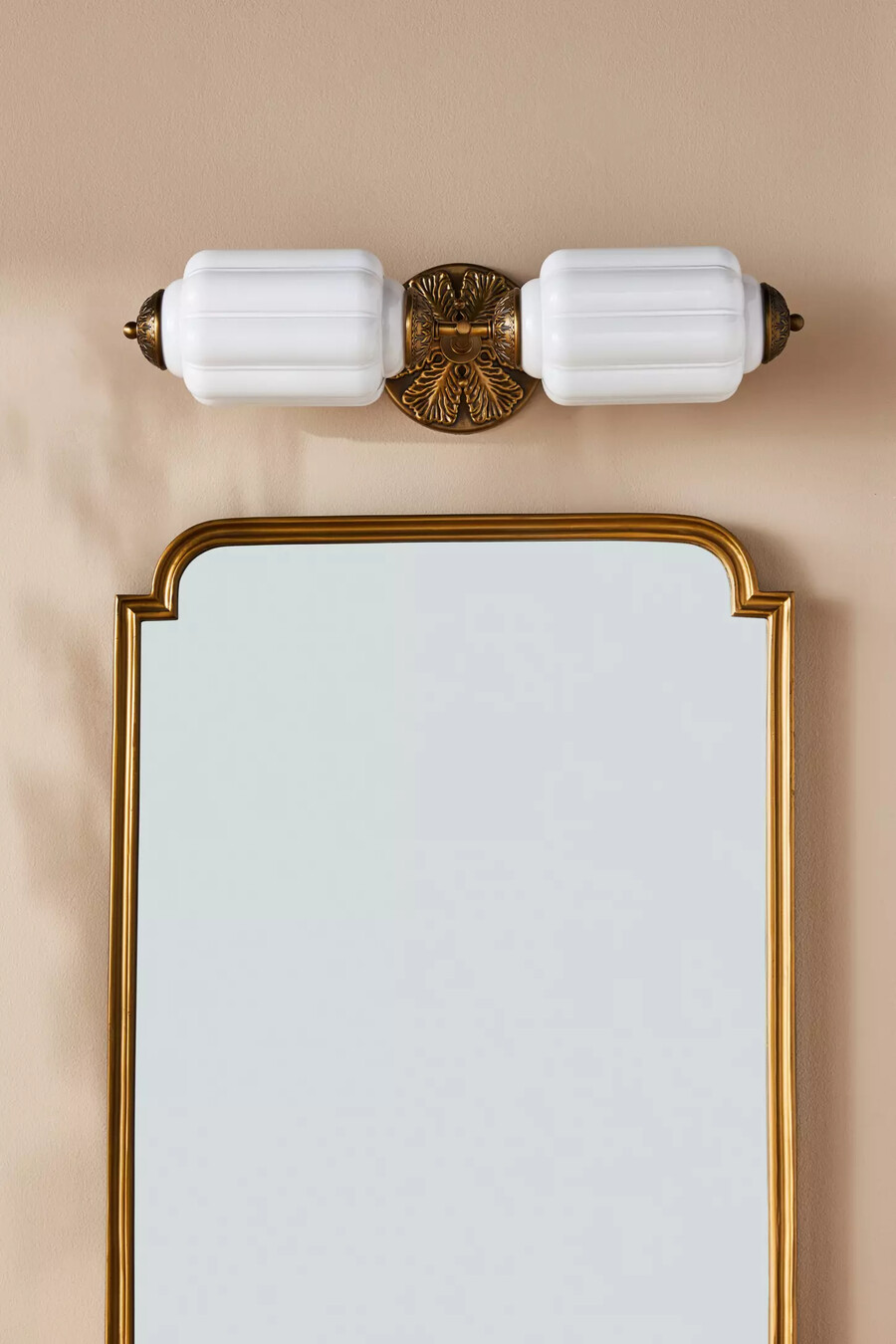 die eloise scallop milchglas-wandleuchte