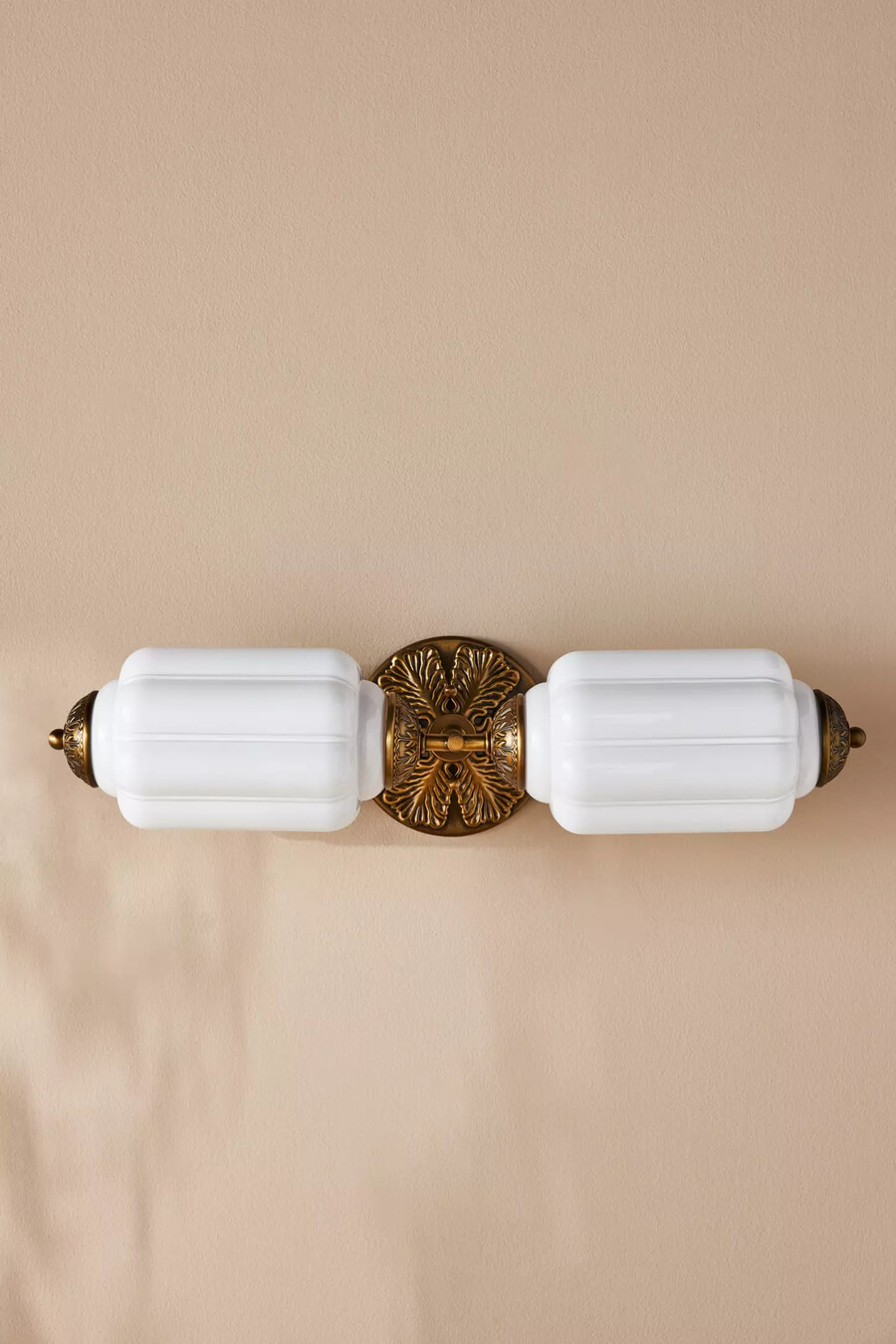 die eloise scallop milchglas-wandleuchte