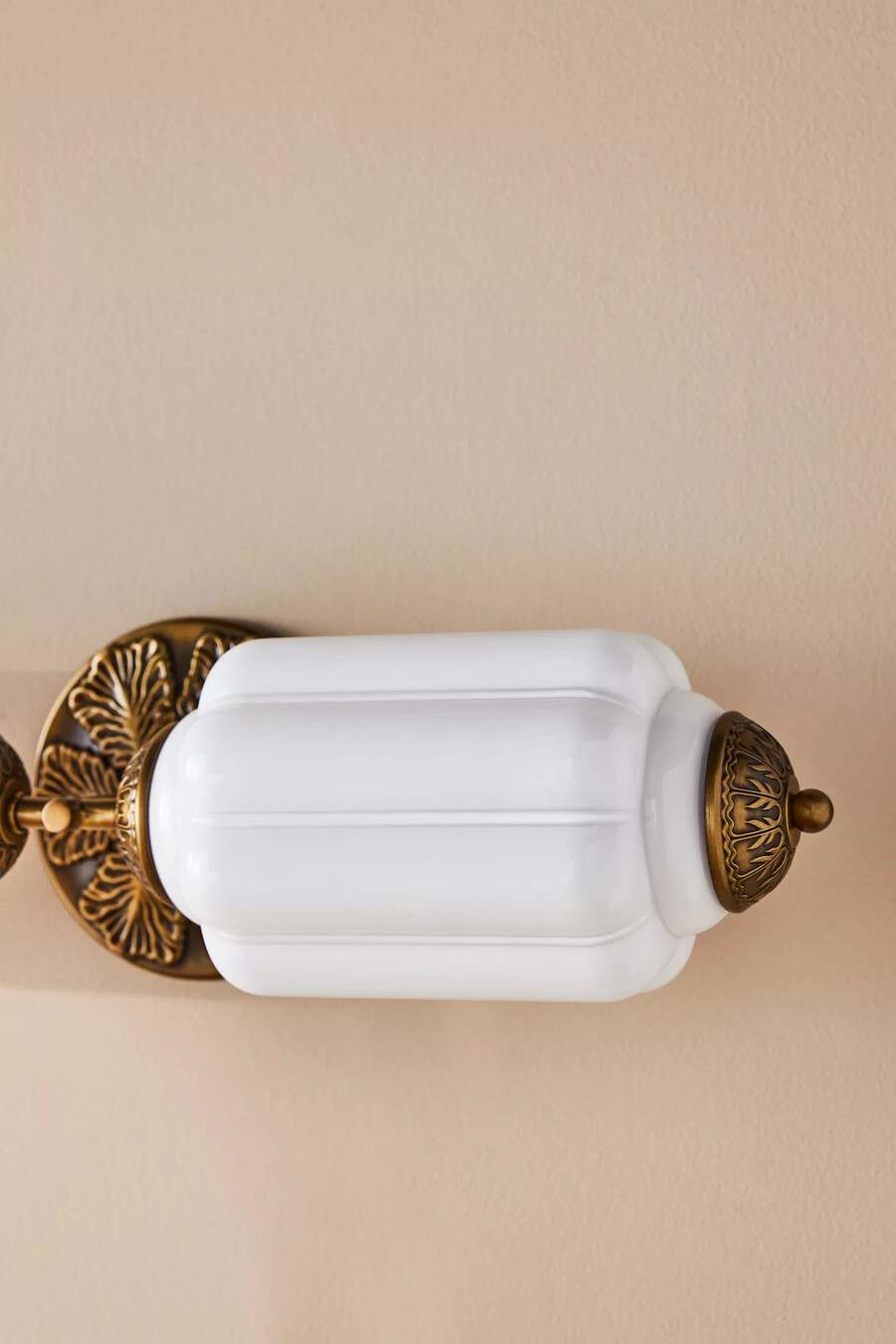 die eloise scallop milchglas-wandleuchte