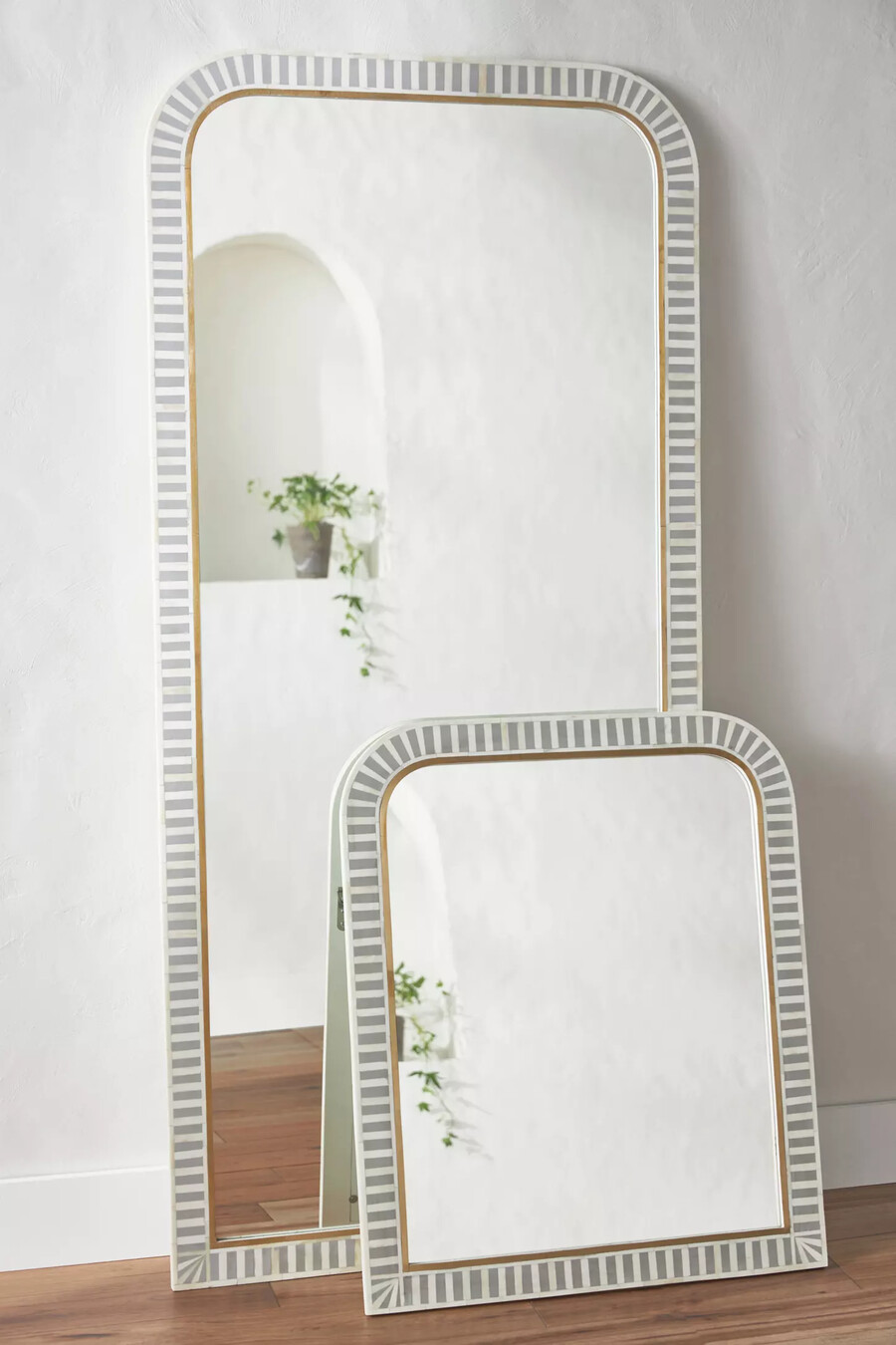 standspiegel mit wasserfall-intarsien