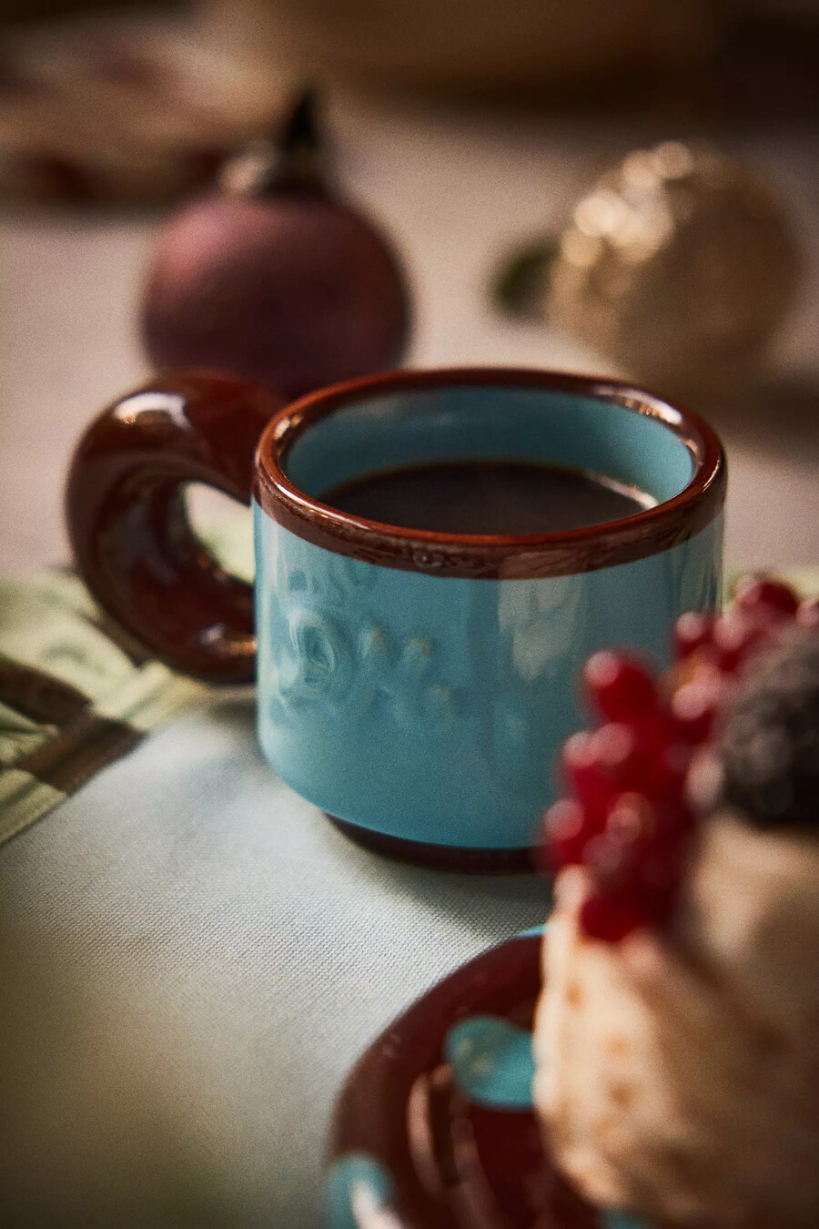 handbemalte voluminöse kaffeetasse in damson madder