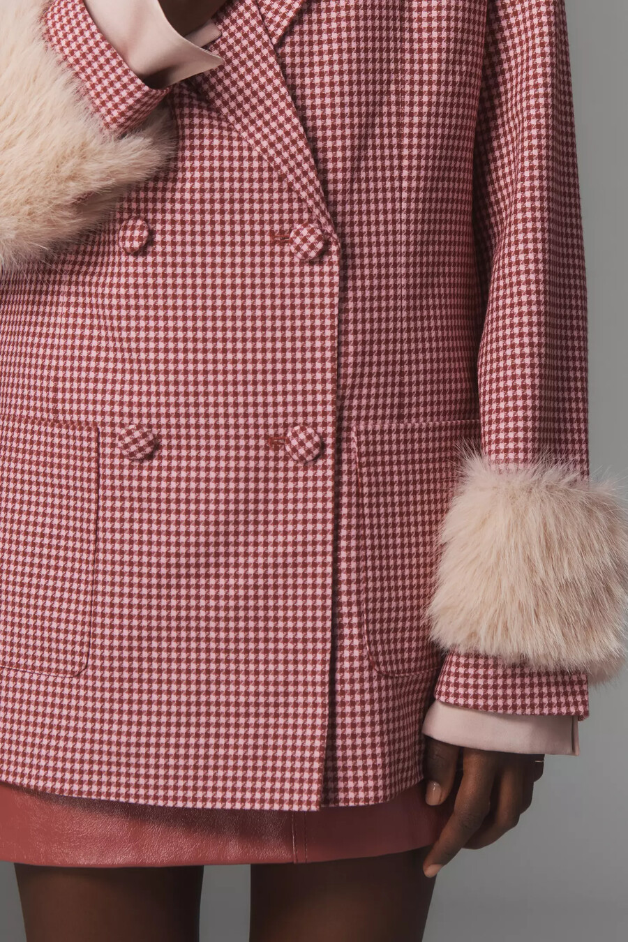 maeve blazer mit hahnentrittmuster und kunstpelzmanschetten