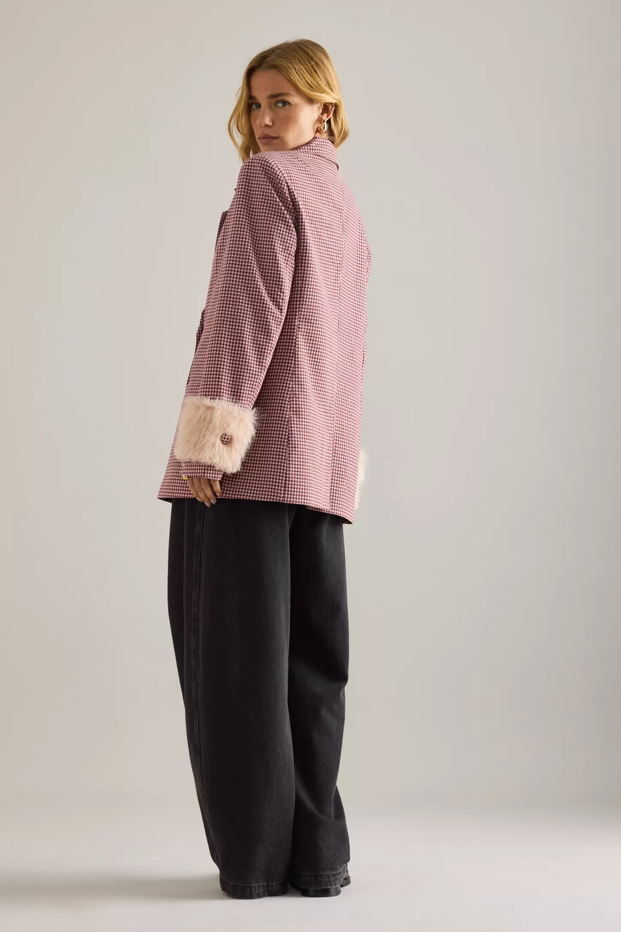 maeve blazer mit hahnentrittmuster und kunstpelzmanschetten
