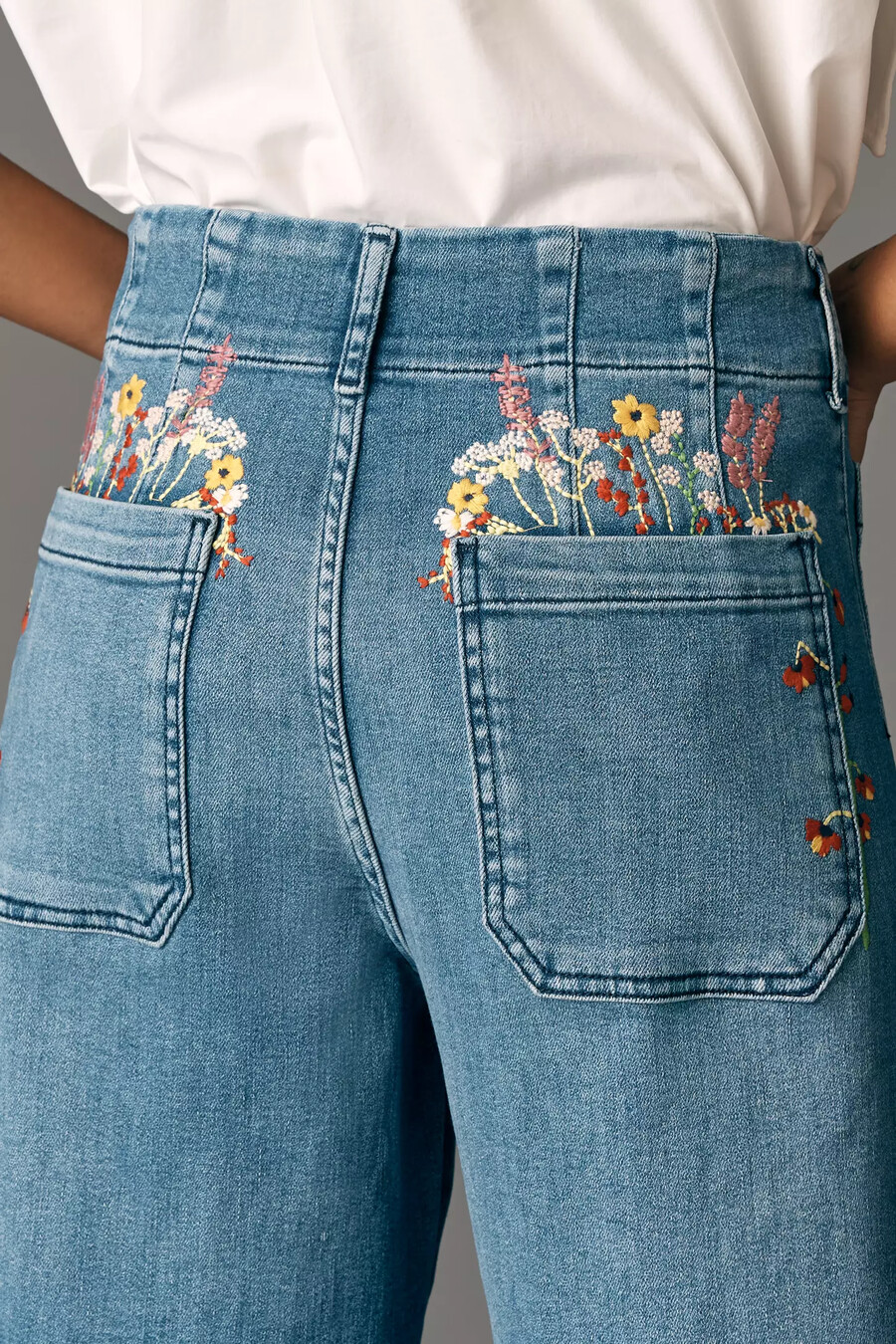 die colette full-length wide-leg jeans von maeve edition mit bestickter tasche