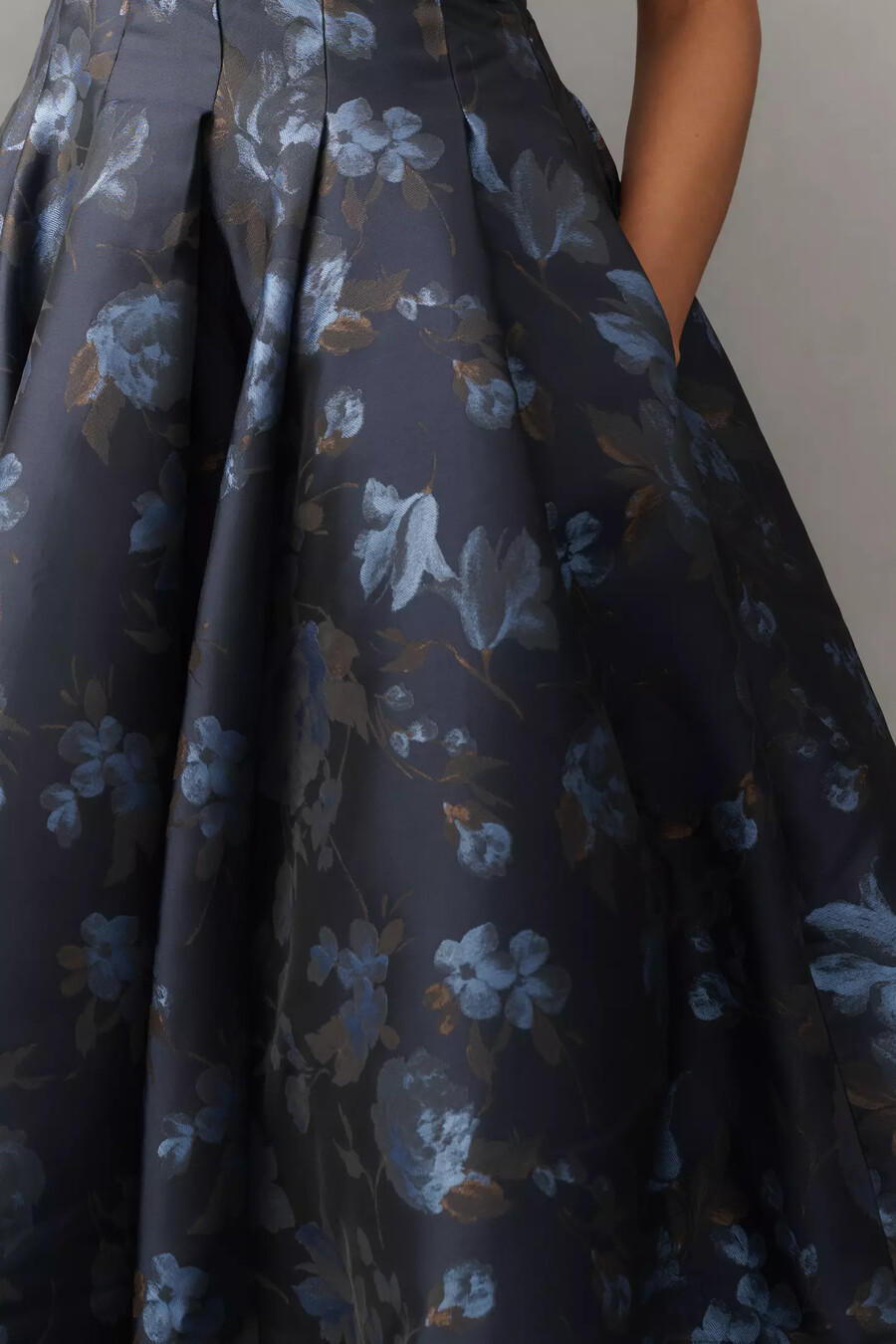 maeve v-ausschnitt samt-jacquard a-linien-midikleid