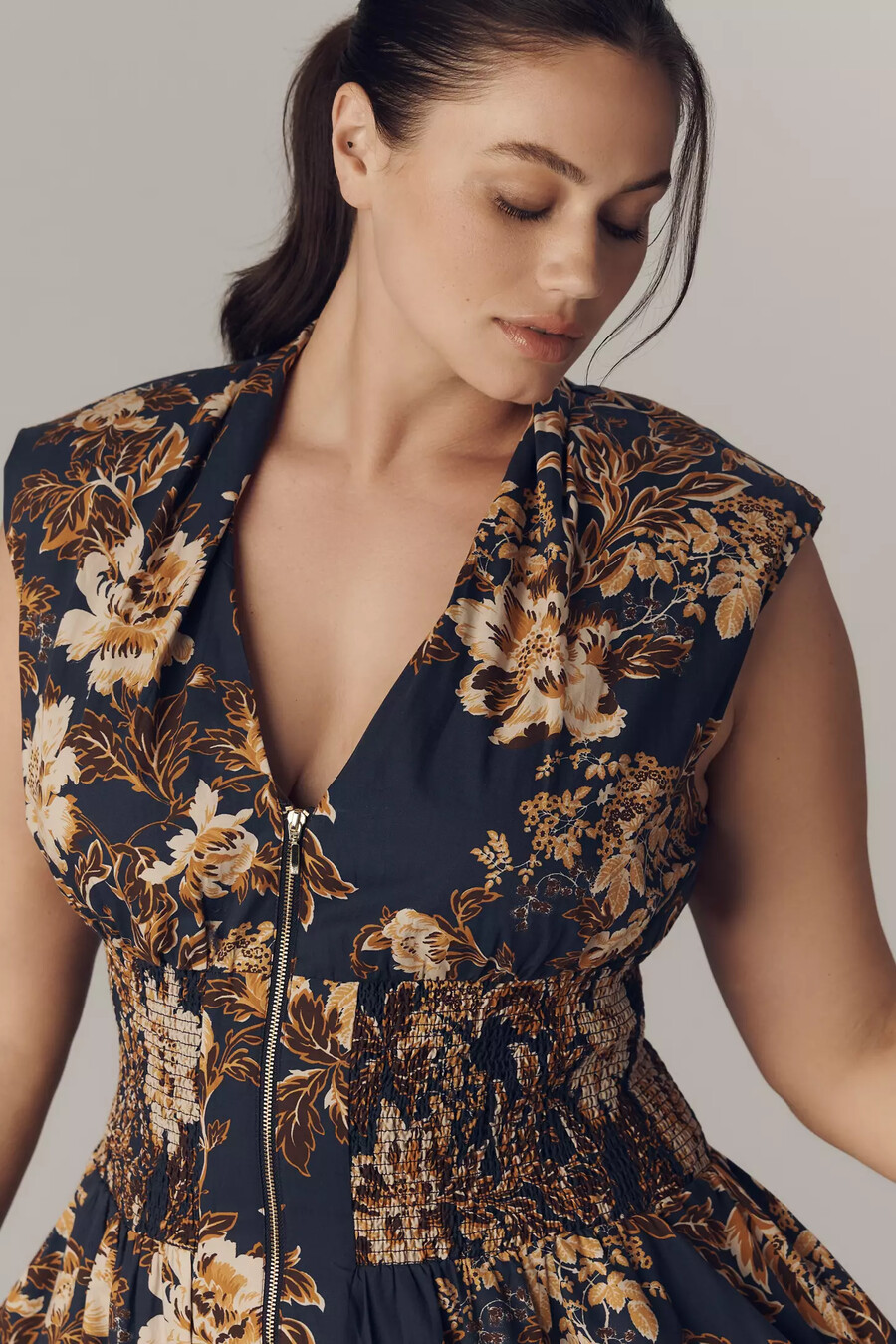 das tommie midi-hemdkleid mit kurzen Ärmeln smokdetails und frontreißverschluss
