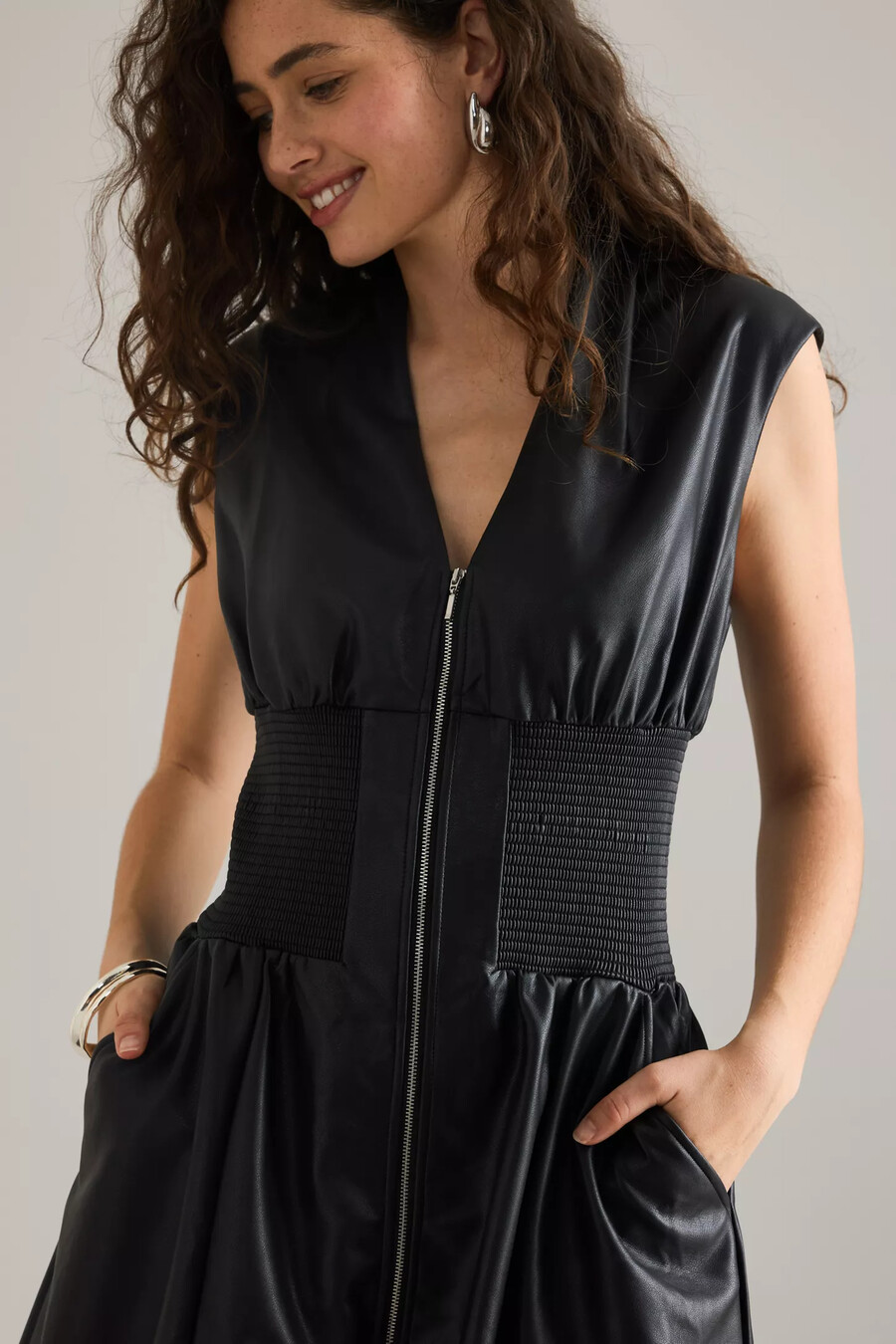 das tommie midi-hemdkleid aus kunstleder mit frontreißverschluss