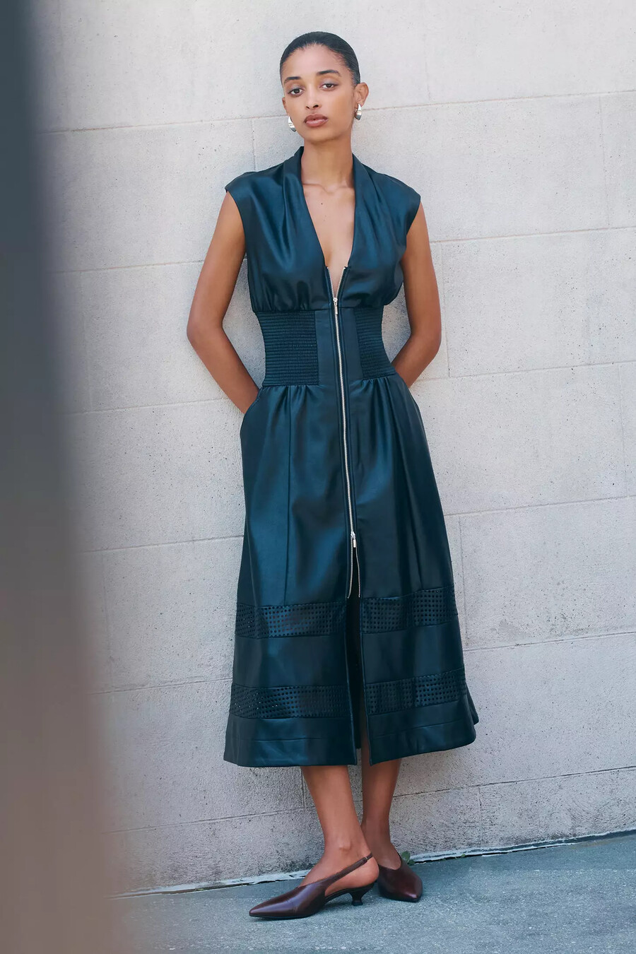 das tommie midi-hemdkleid aus kunstleder mit frontreißverschluss