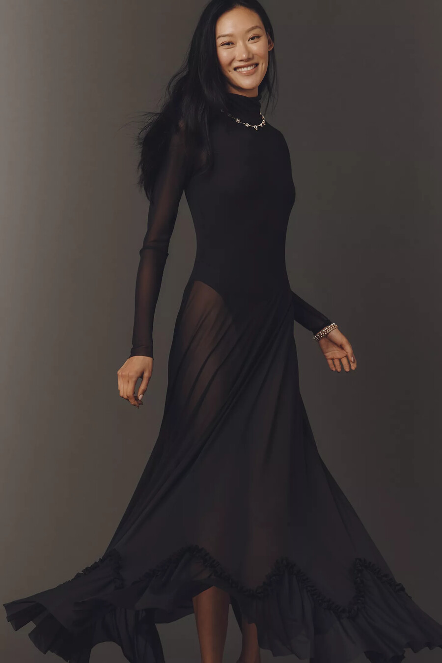 afrm kira maxikleid mit stehkragen und langen Ärmeln