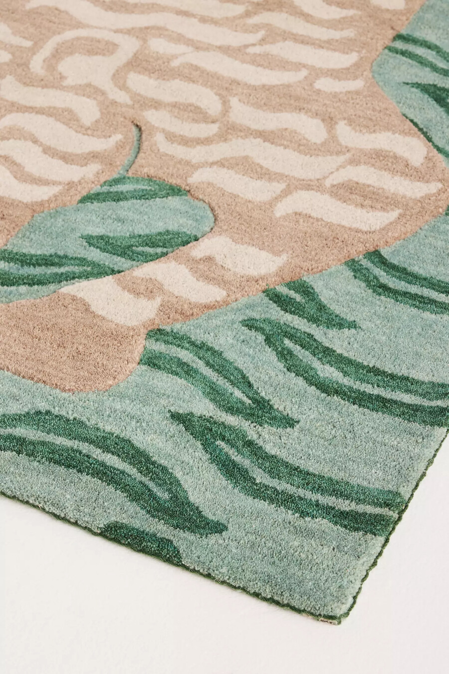 handgetufteter wollteppich mit tigermotiv