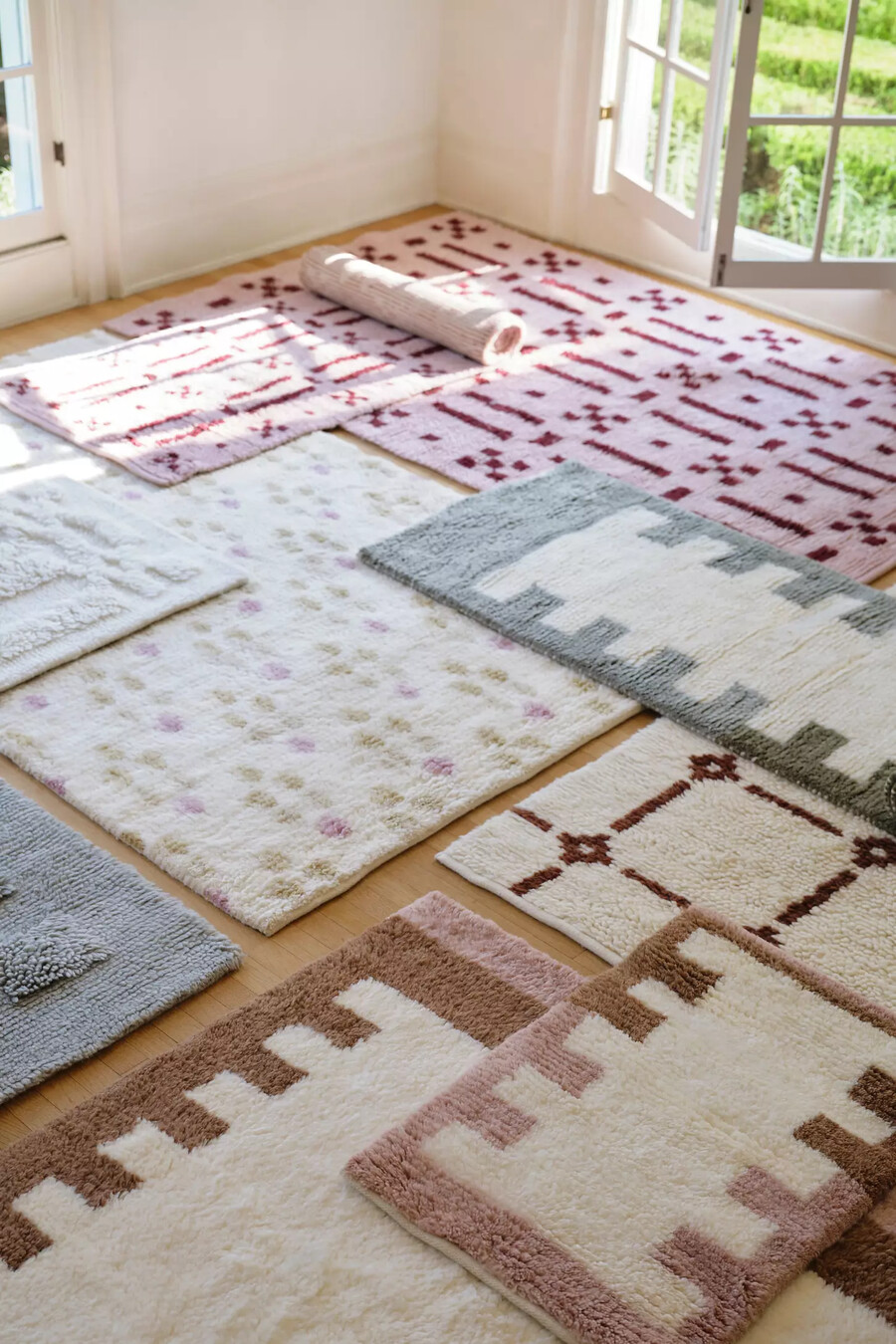rosa karierter handgewebter shaggy-teppich aus baumwoll-woll-mischgewebe mit geometrischem muster