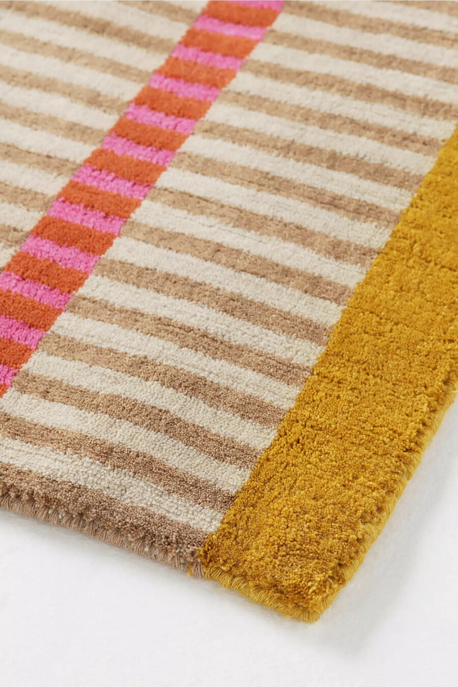 handgewebter teppich aus woll- und jute-mischgewebe mit geometrischen streifen