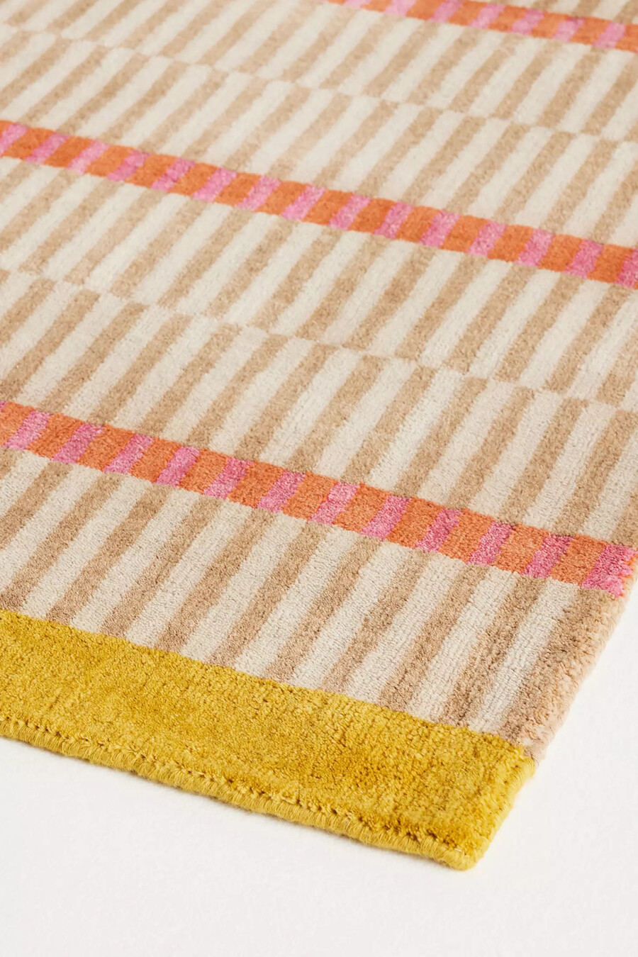 handgewebter teppich aus woll- und jute-mischgewebe mit geometrischen streifen
