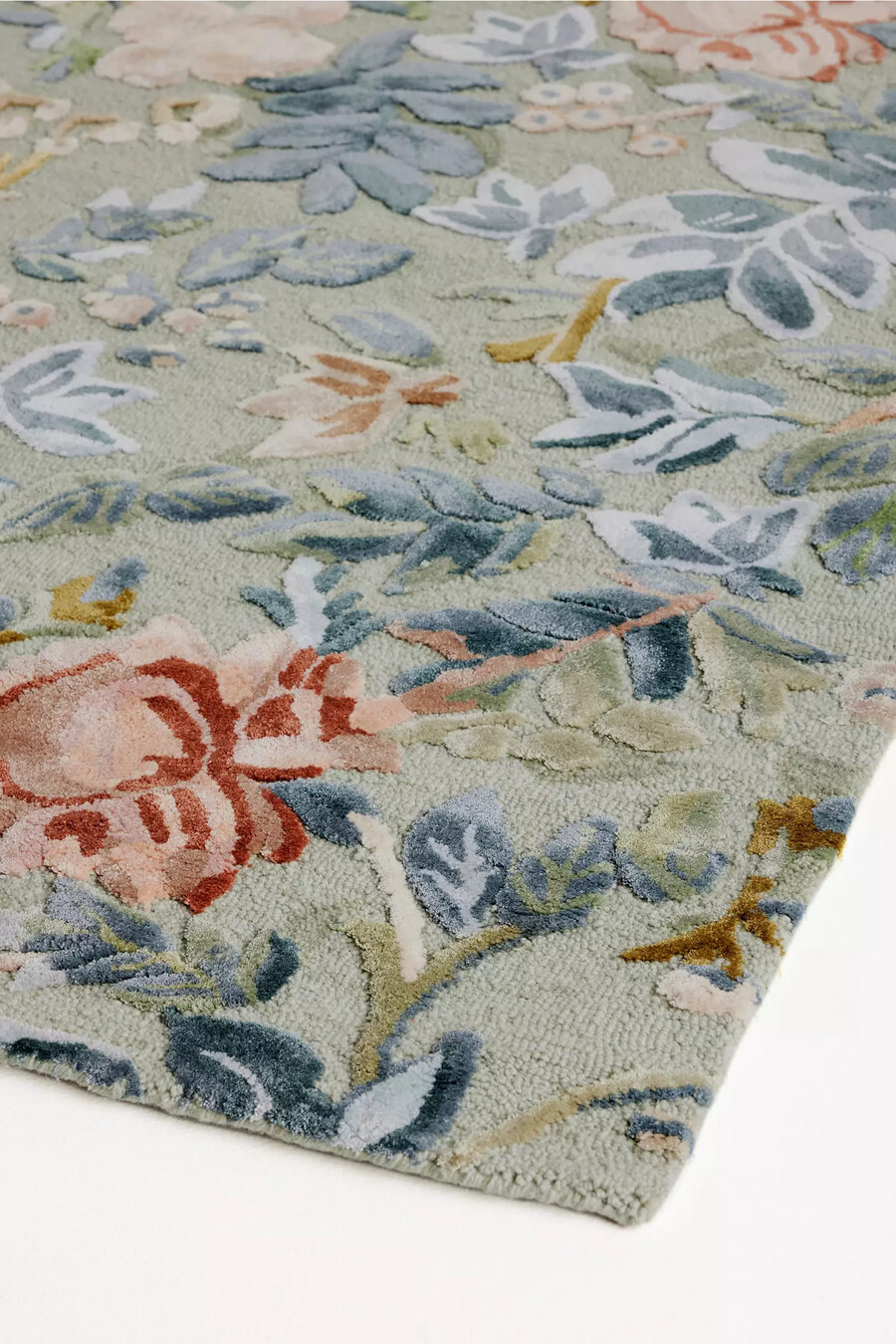 getufteter woll-viskose-teppich mit malerischem blumenmuster