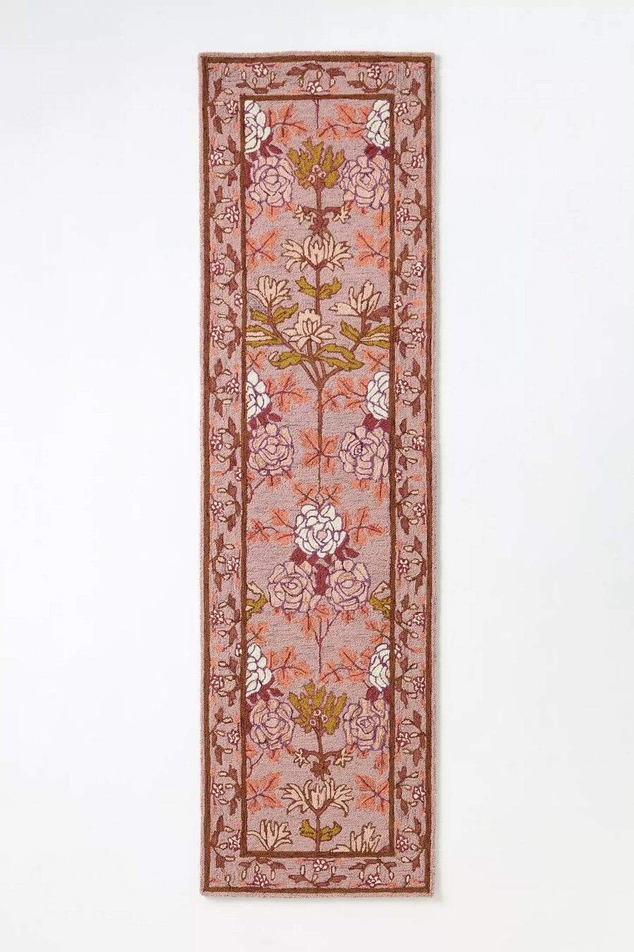 getufteter wollteppich mit gehäkeltem blumenrand