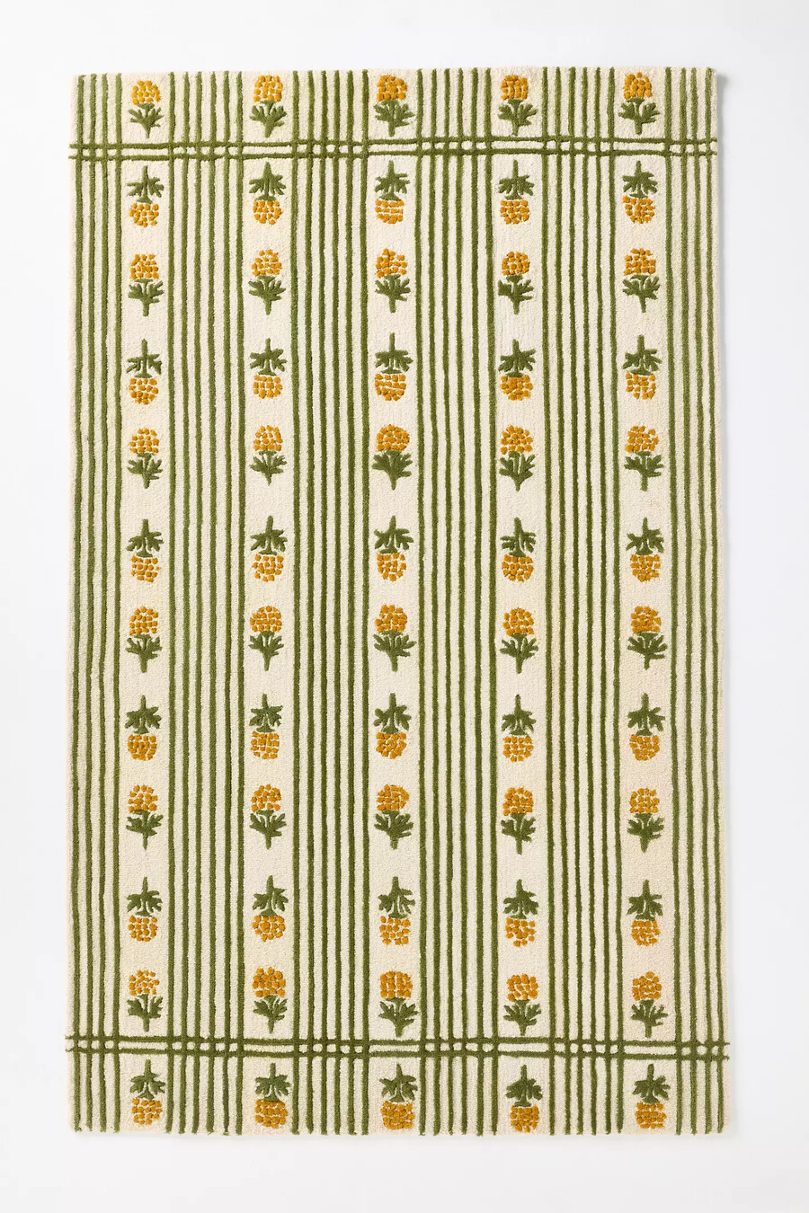 getufteter und geknüpfter wollteppich mit blumenmuster