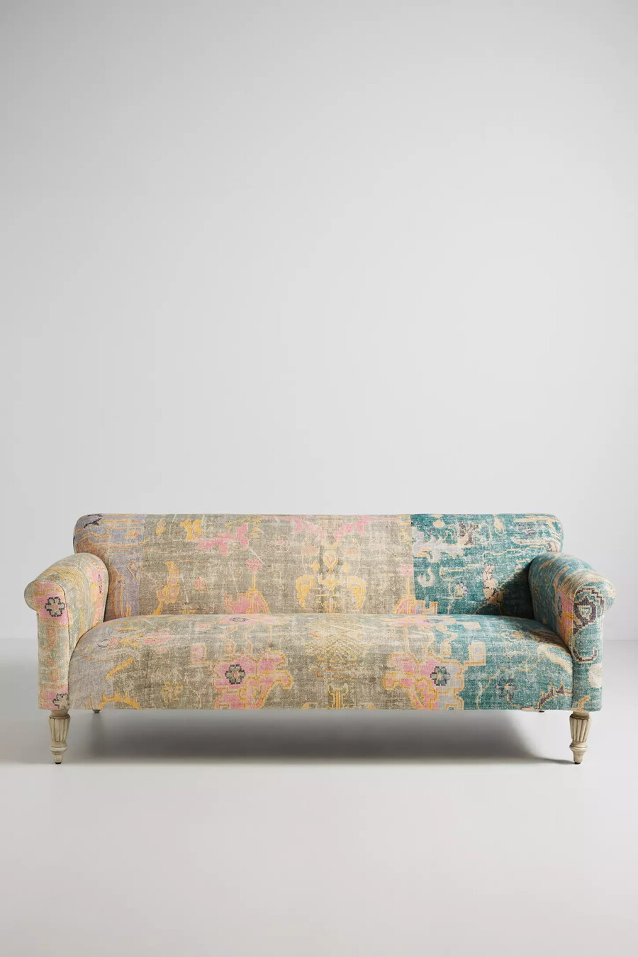sofa mit teppichmuster