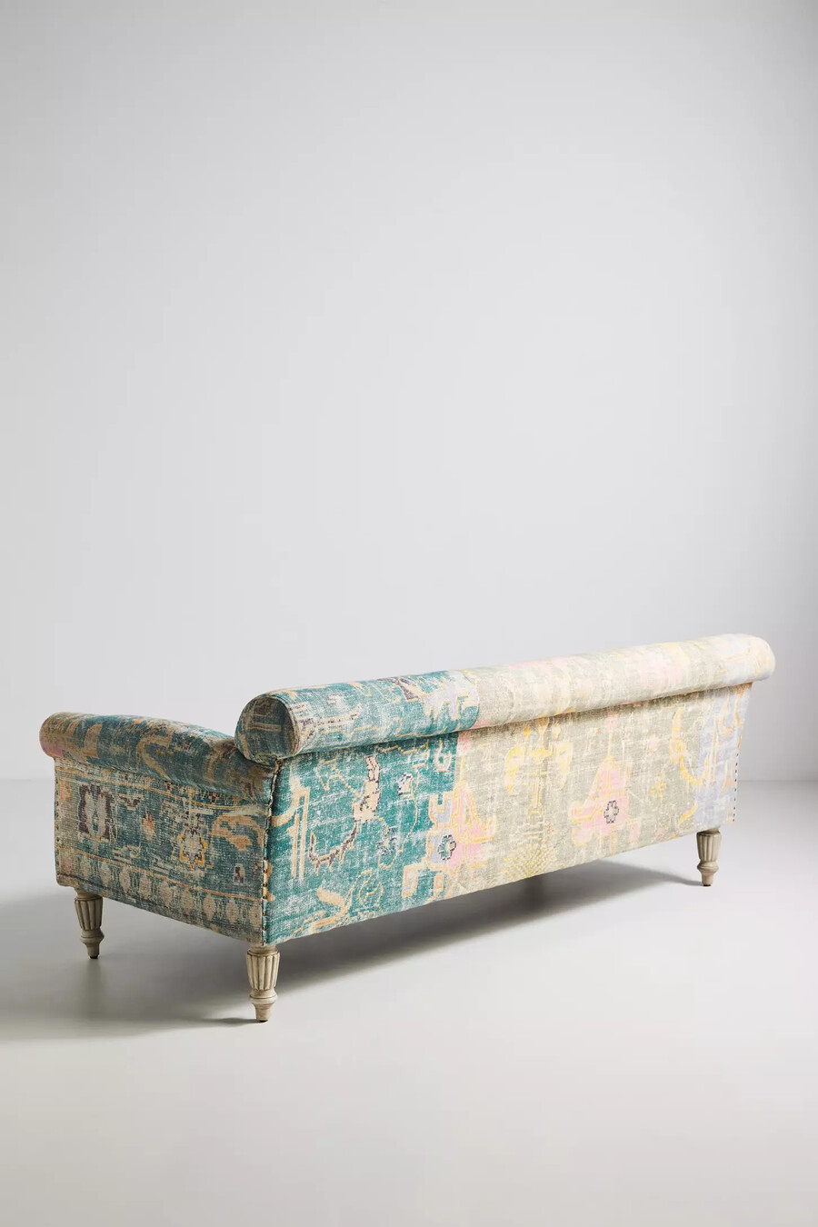 sofa mit teppichmuster