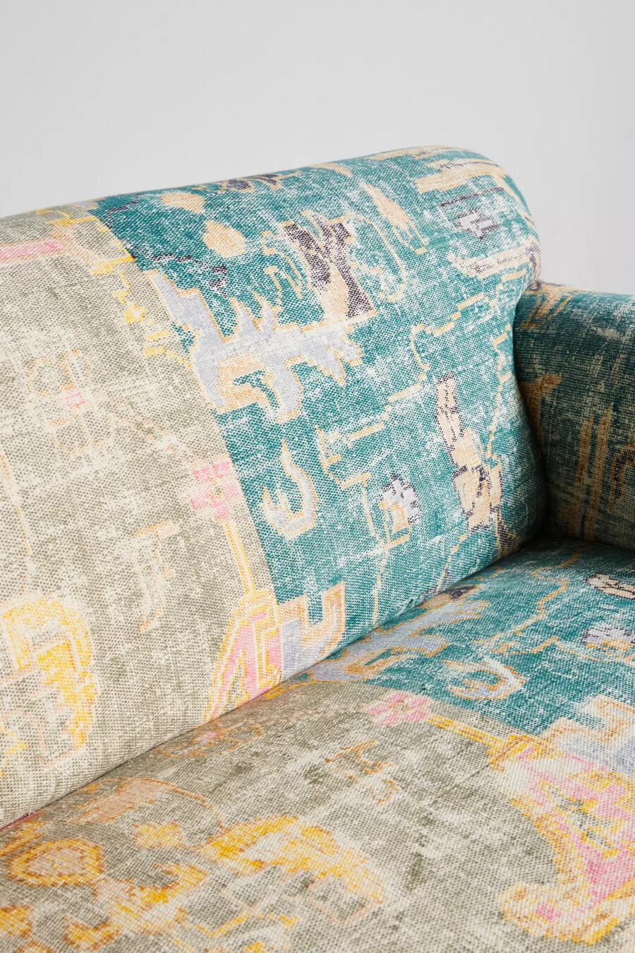 sofa mit teppichmuster
