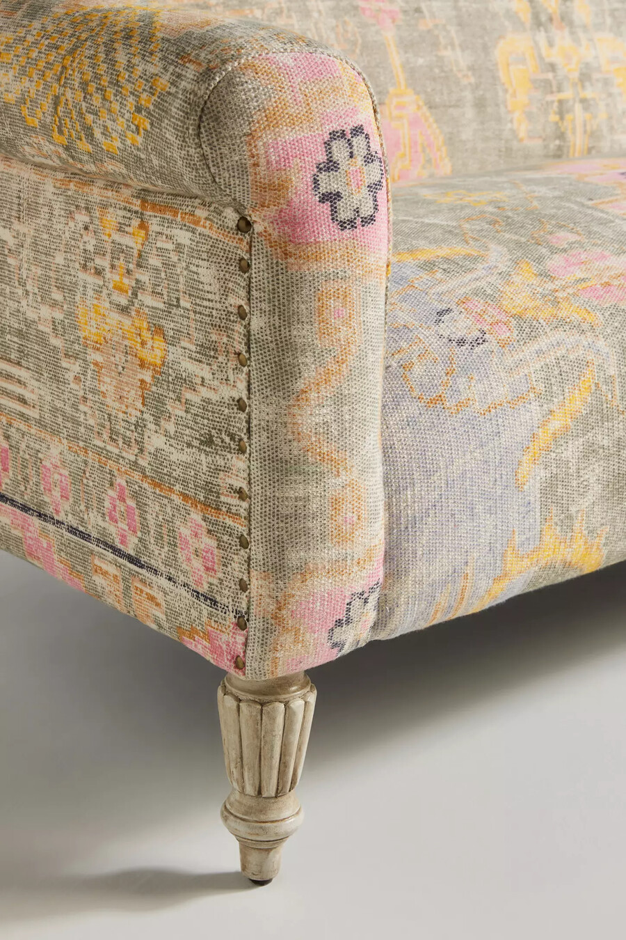 sofa mit teppichmuster