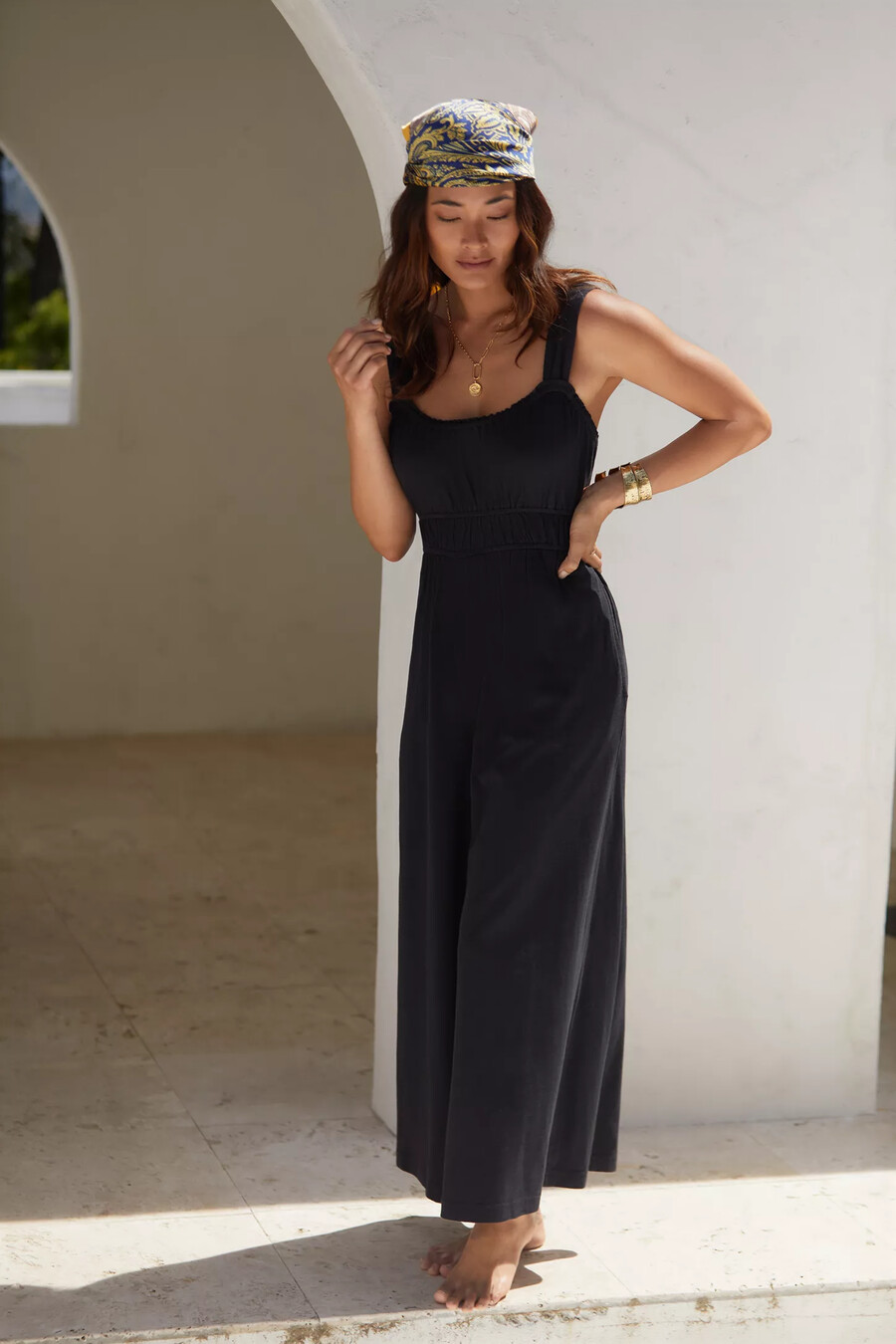 der simona jumpsuit mit rundhalsausschnitt