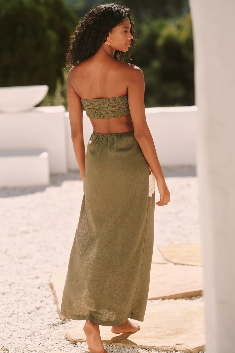 das trägerlose maxikleid aliza aus leinenmischung