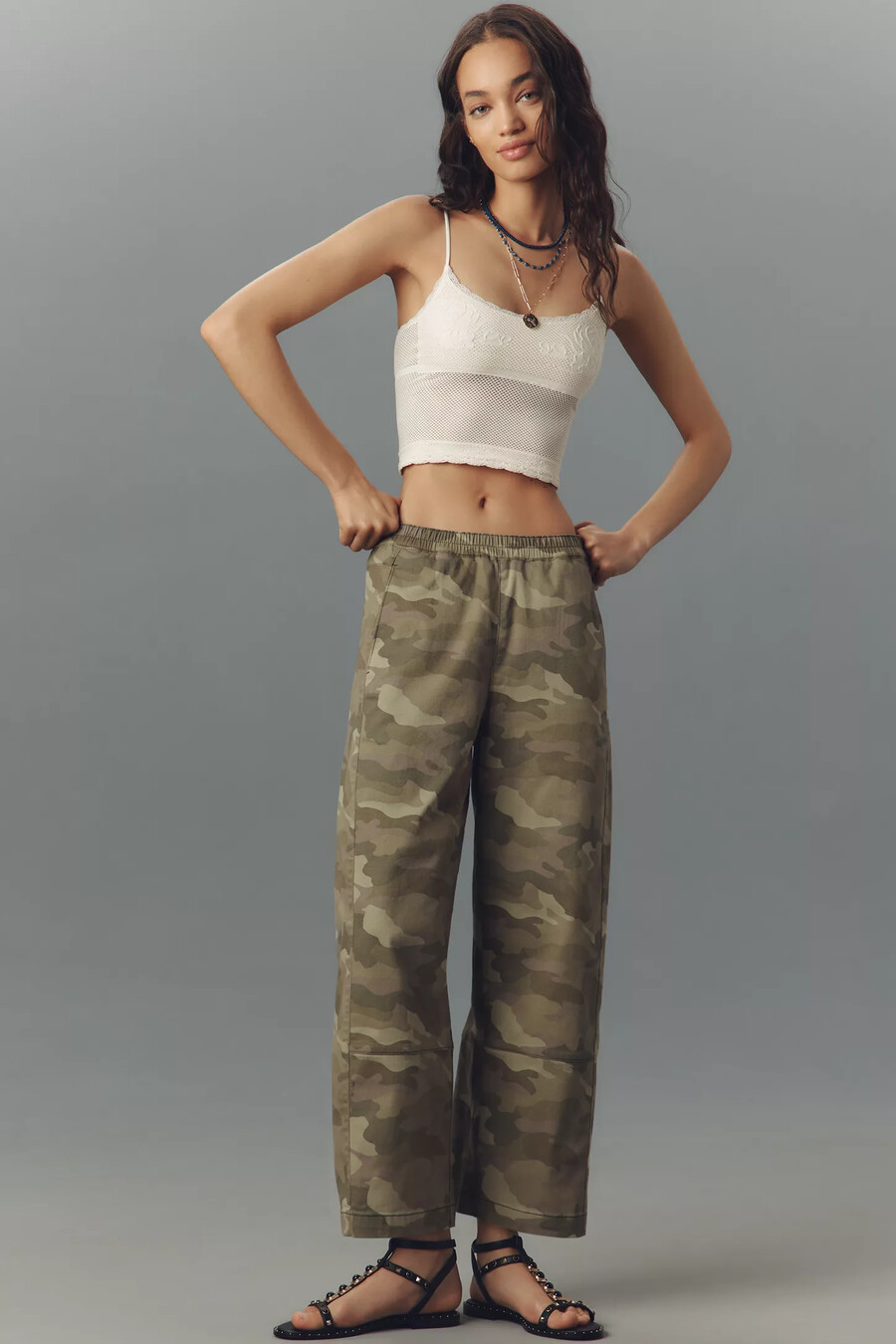 die izzie relaxed pull-on barrel trousers von pilcro printed twill edition