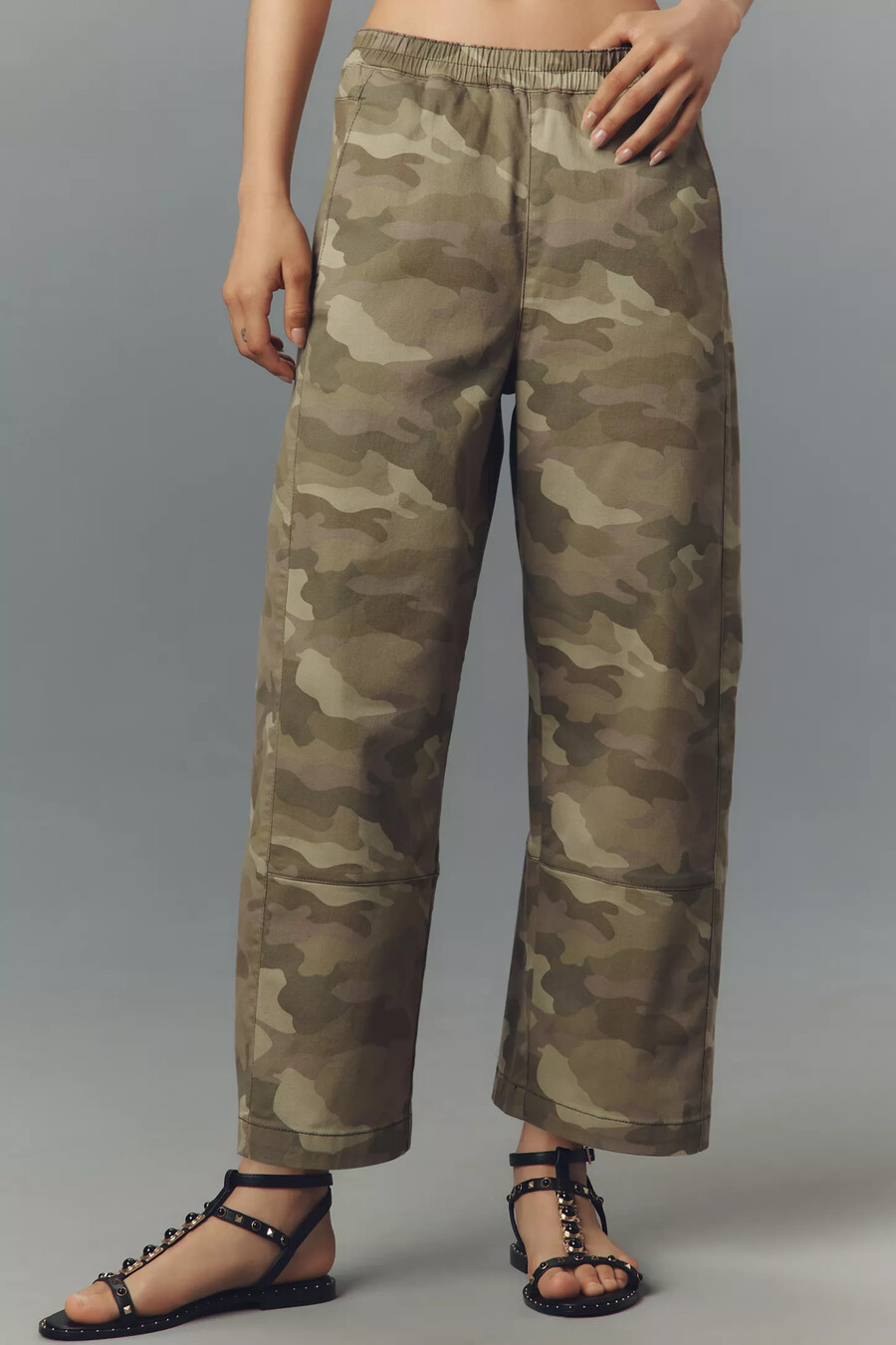 die izzie relaxed pull-on barrel trousers von pilcro printed twill edition