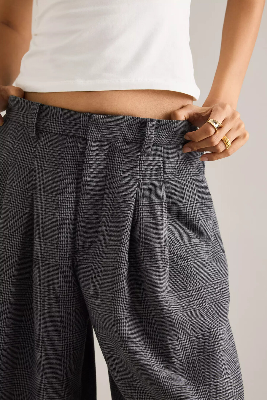 die avery houndstooth plissee-hose mit weitem bein von maeve